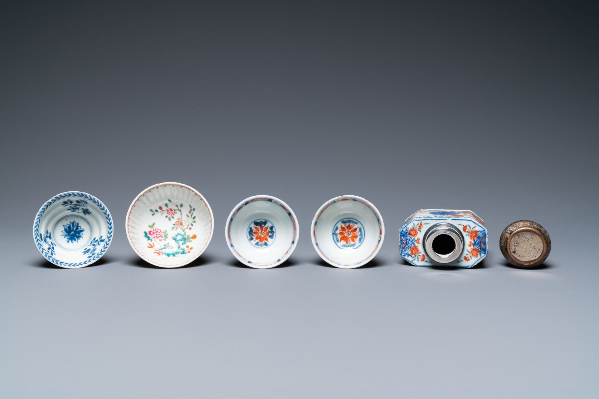 A varied collection of Chinese blue and white, famille rose and Imari-style porcelain, Kangxi/Qianlo - Image 10 of 13