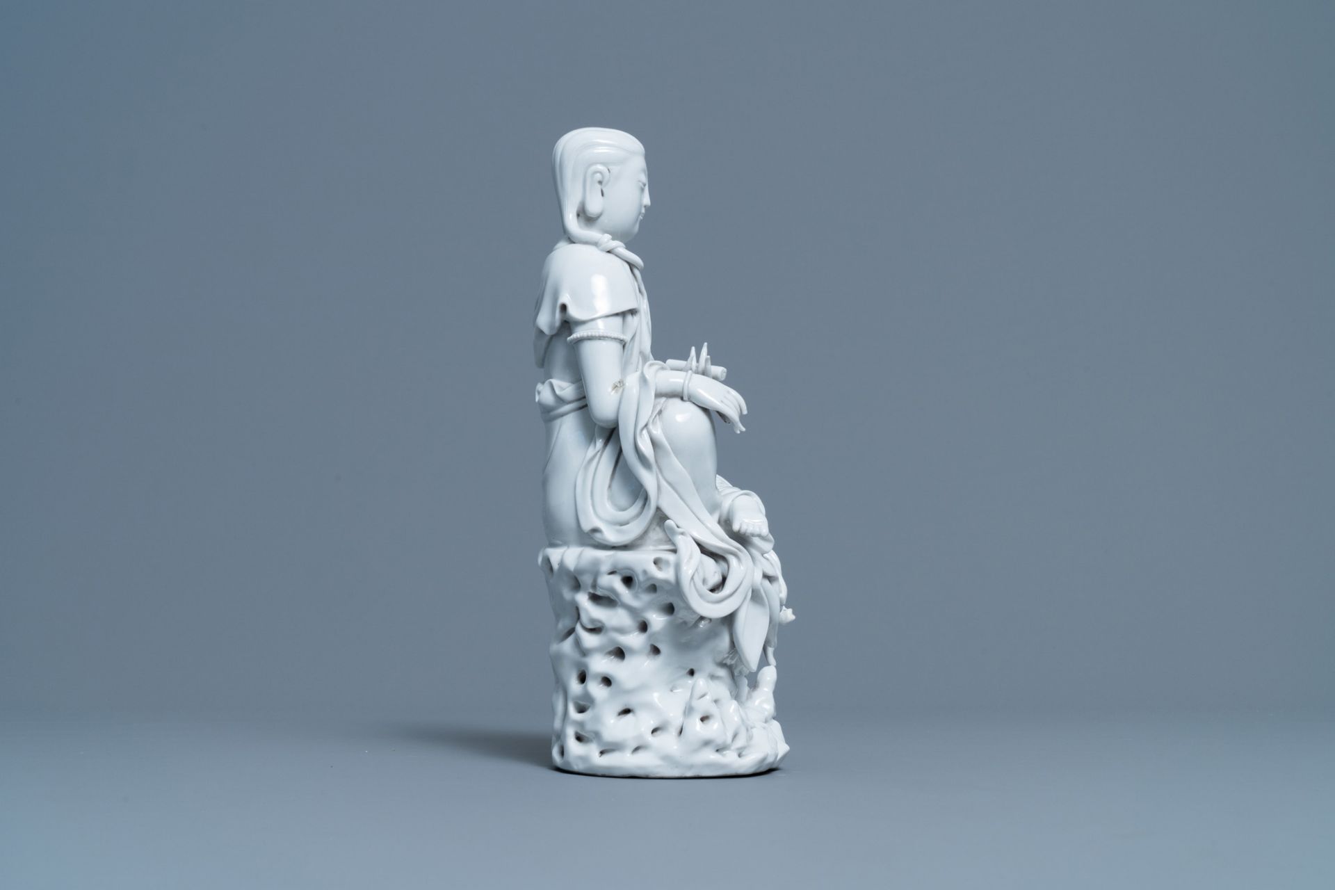 A Chinese Dehua blanc de Chine figure of Guanyin, He Chaozong mark, 20th C. - Image 3 of 7