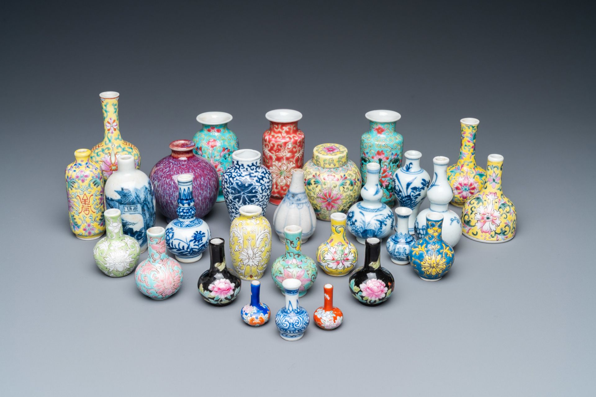Twenty-eight Chinese blue and white and famille rose minature vases, Kangxi and later - Bild 2 aus 8
