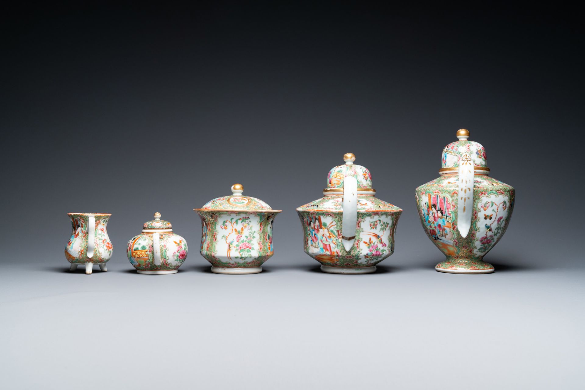 A Chinese Canton famille rose Scottish market Ormiston armorial 27-piece tea service, 19th C. - Image 8 of 12