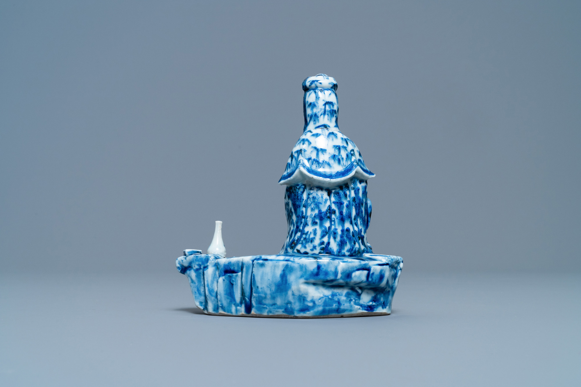 A Chinese blue and white figure of a seated Guanyin, 19th C. - Image 4 of 7