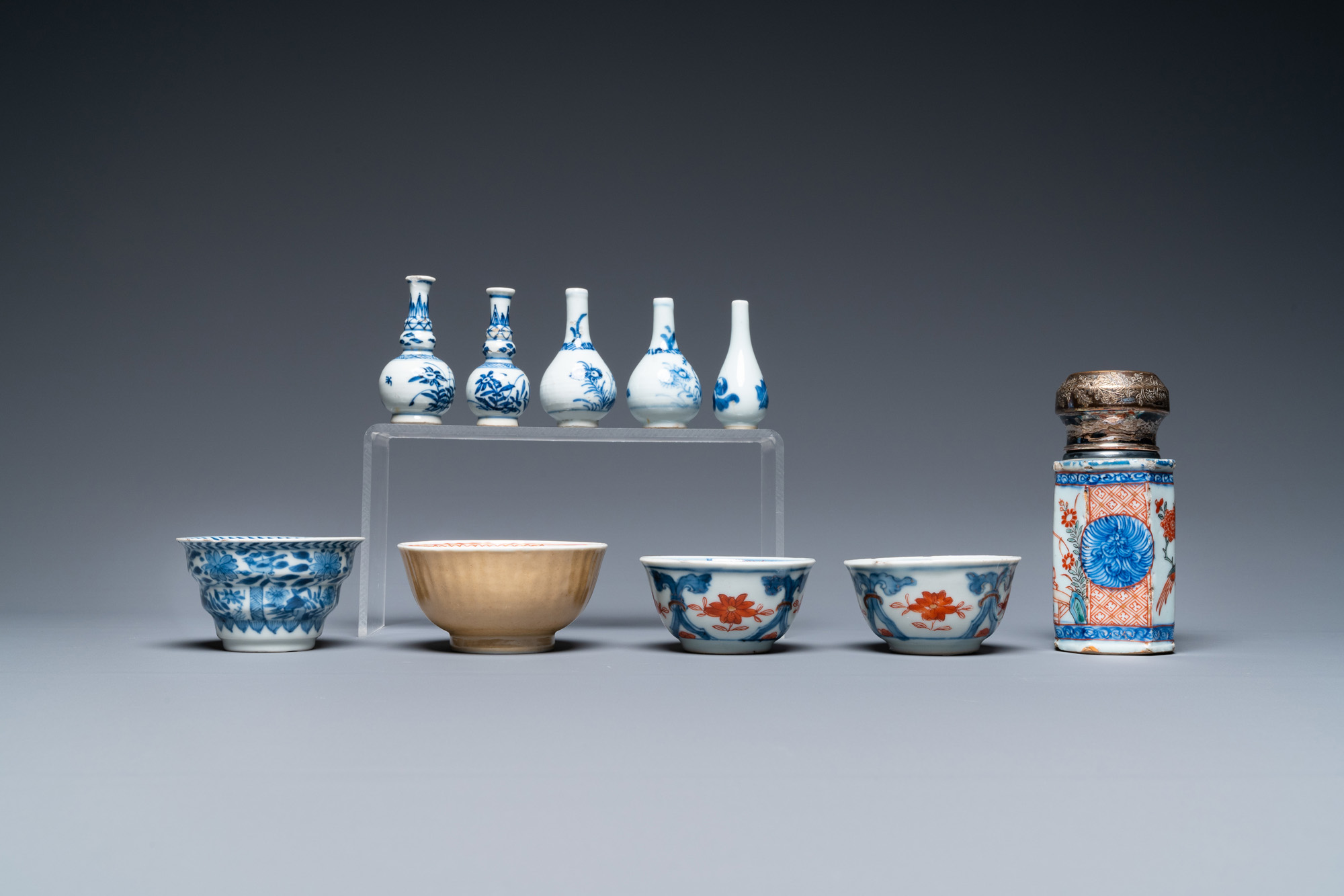 A varied collection of Chinese blue and white, famille rose and Imari-style porcelain, Kangxi/Qianlo - Image 7 of 13