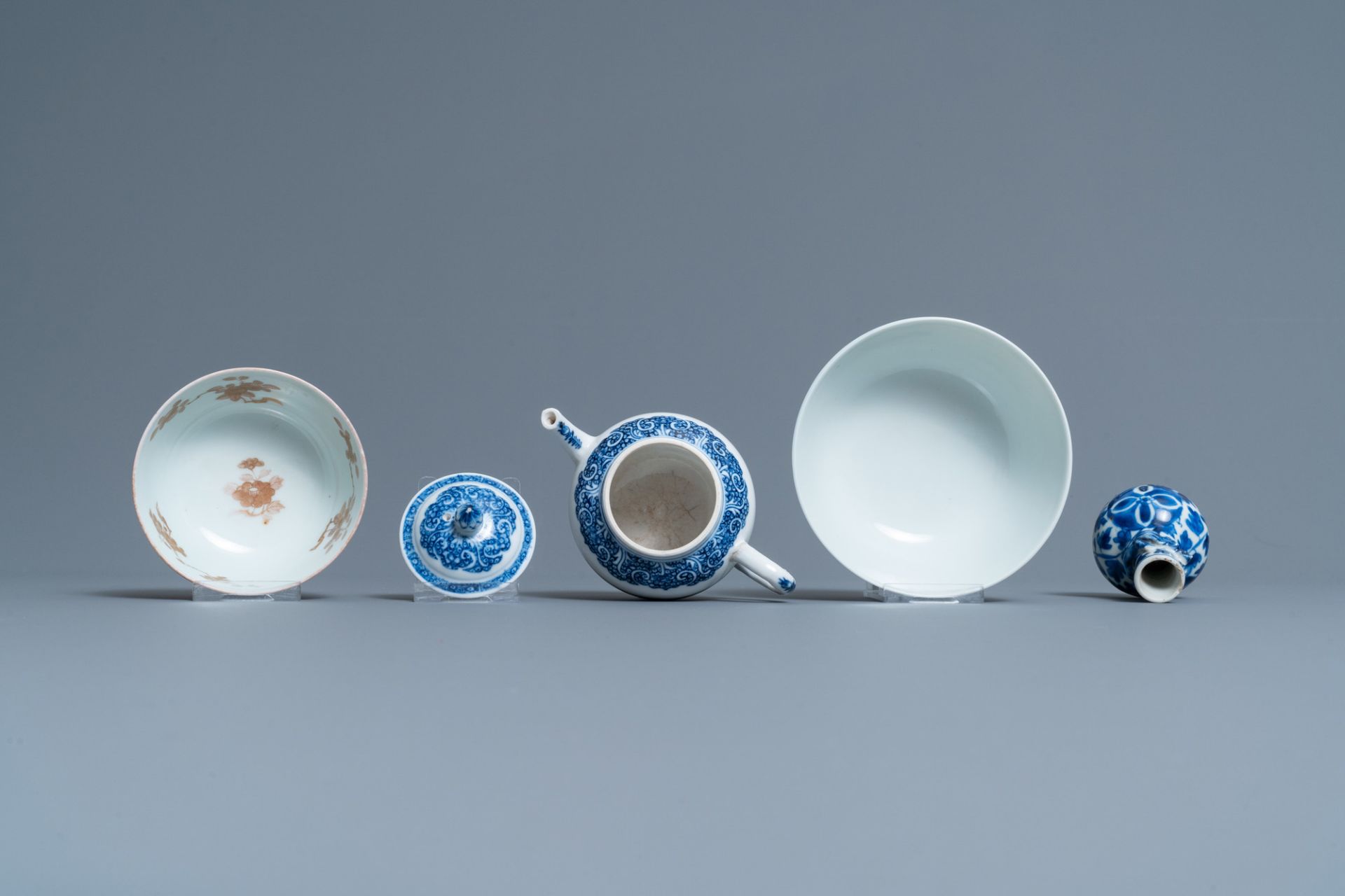A varied collection of Chinese porcelain, Kangxi and later - Image 18 of 19