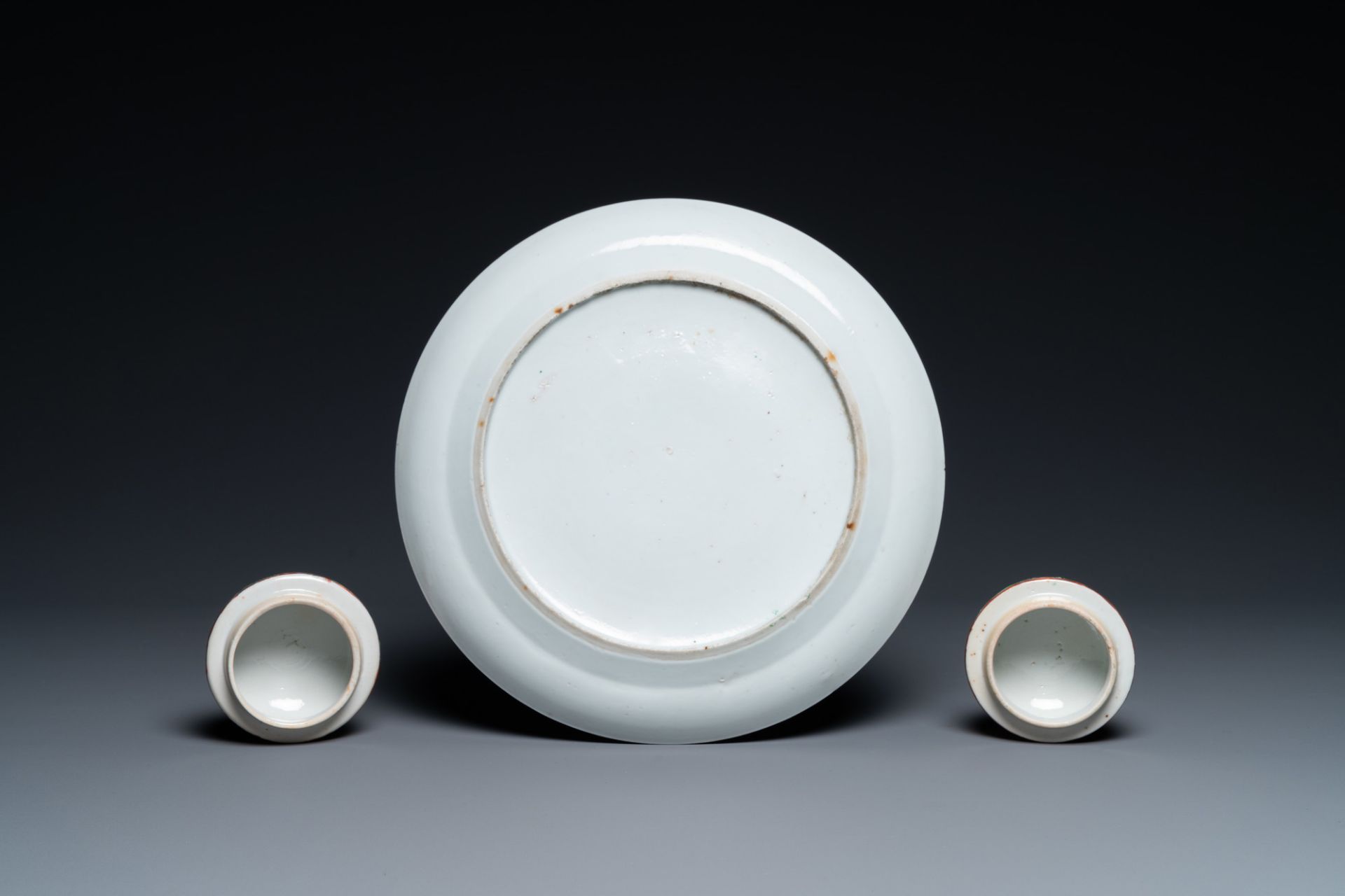 Three Chinese vases, a bowl and a dish, 19/20th C. - Image 9 of 9