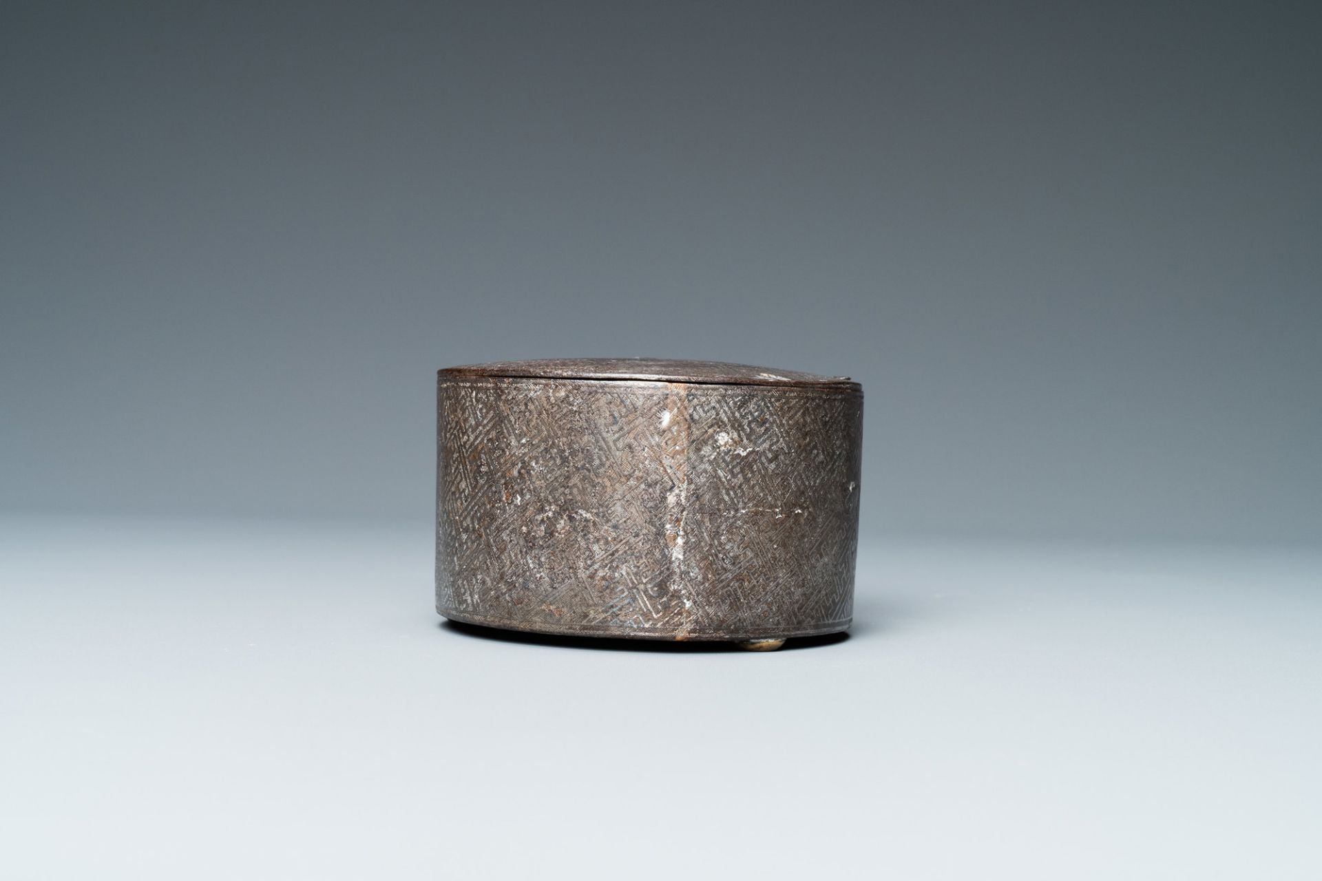 A Korean silver-inlaid iron box and cover, probably Joseon, 16/17th C. - Bild 7 aus 9