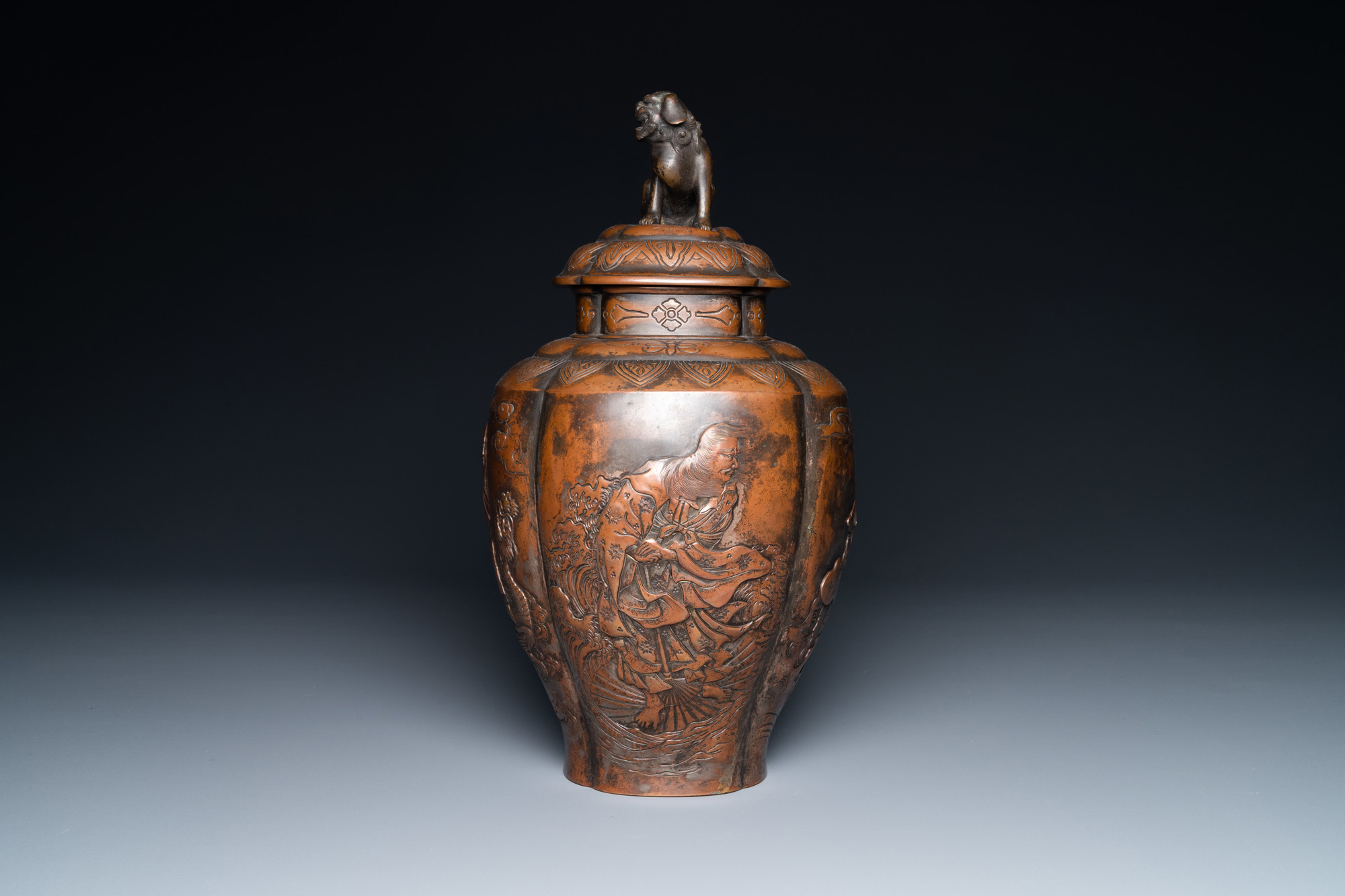 A Japanese hammered brass vase and cover, Meiji, 19th C. - Bild 2 aus 6