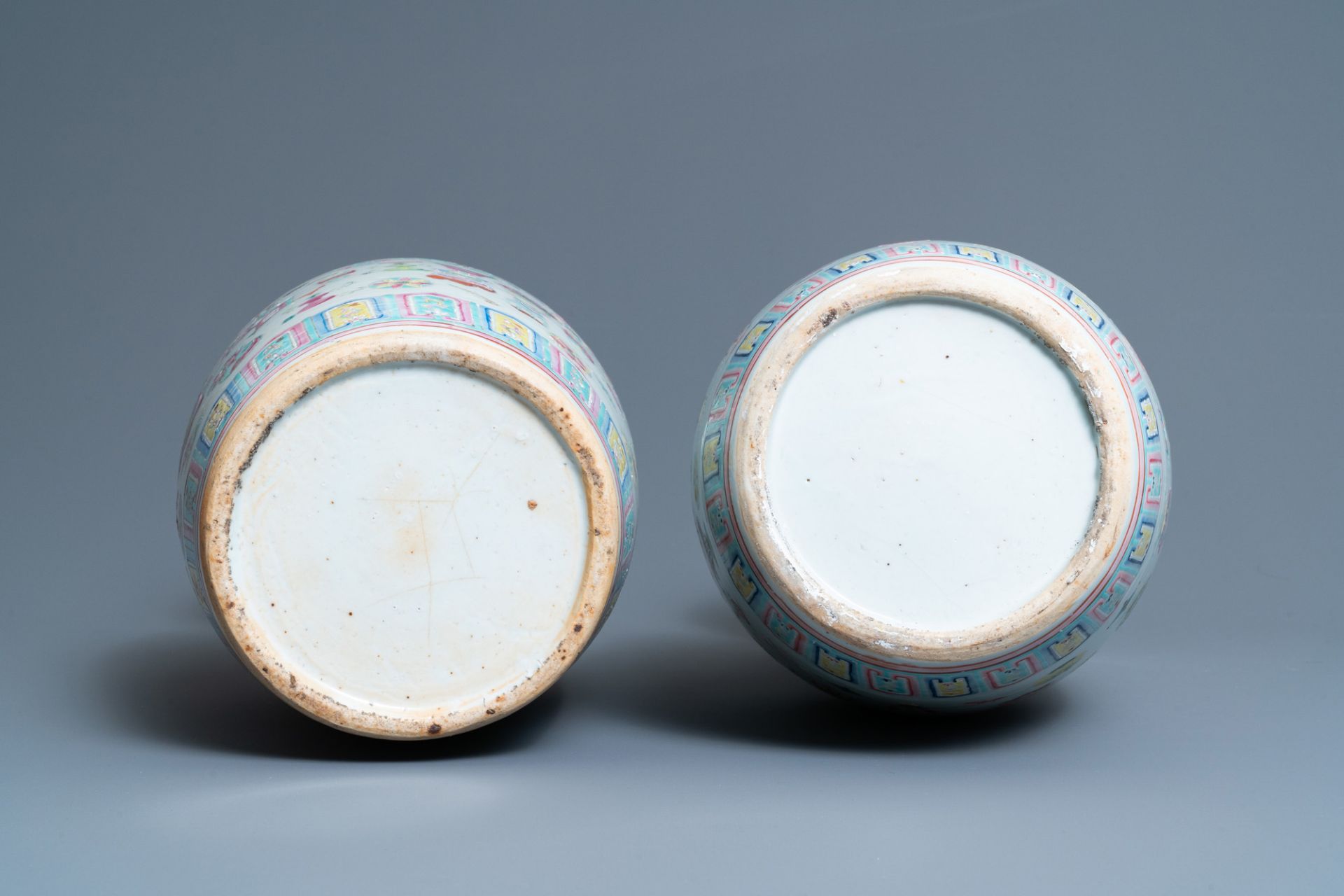 A pair of Chinese famille rose 'antiquities' vases, 19th C. - Image 6 of 6