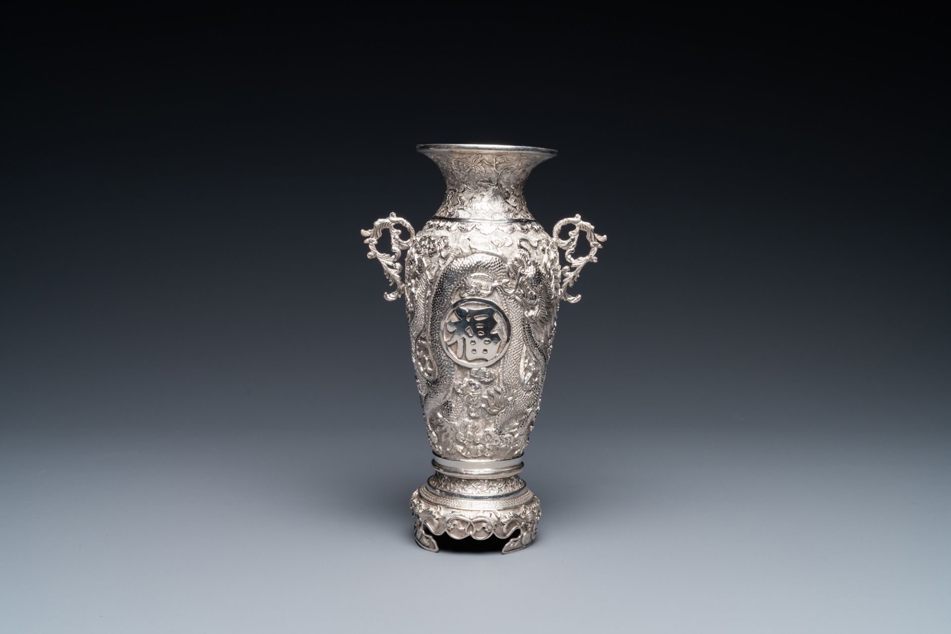 A Chinese silver 'Fu' vase, 19/20th C. - Image 4 of 8