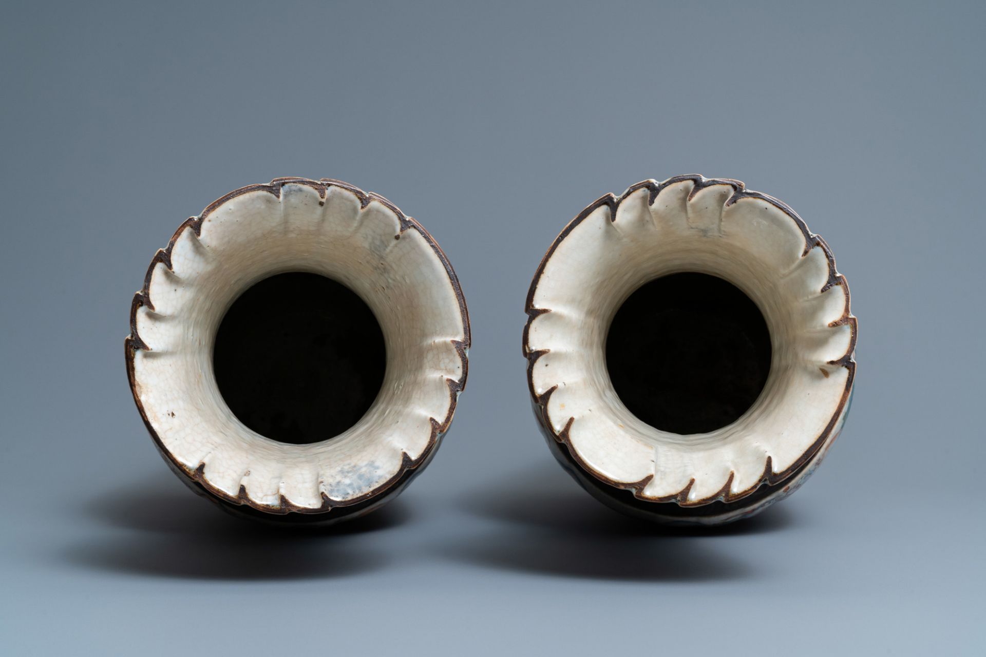 A pair ofÊ Chinese Nanking famille rose crackle-glazed vases, 19th C. - Bild 5 aus 6
