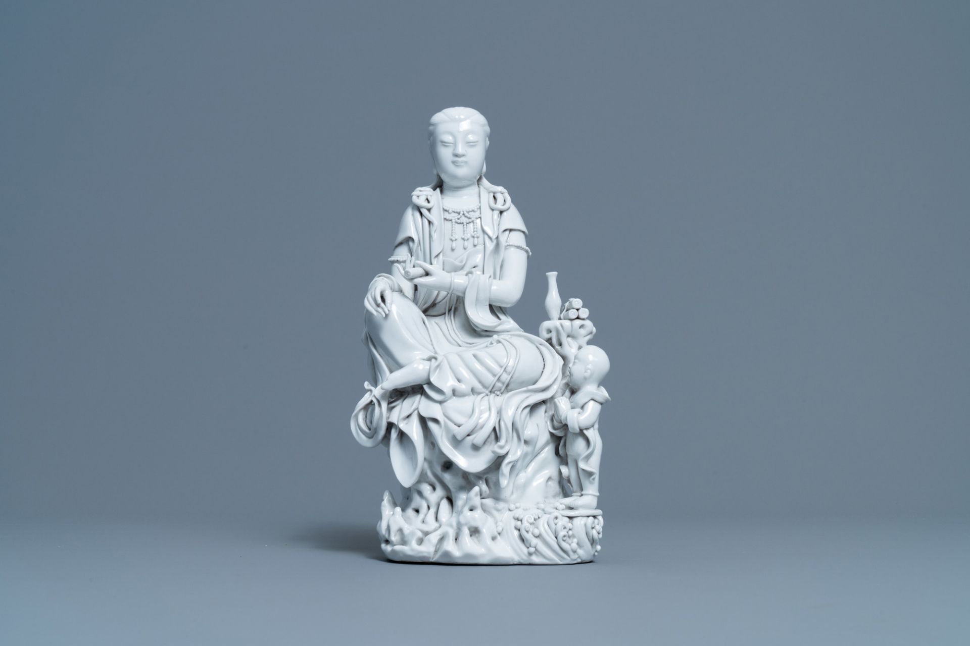 A Chinese Dehua blanc de Chine figure of Guanyin, He Chaozong mark, 20th C. - Image 2 of 7