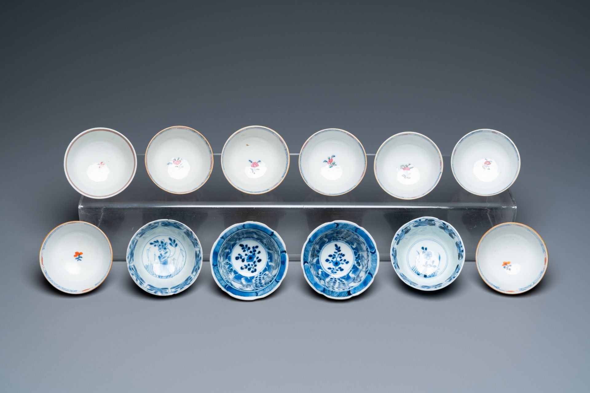 Twenty-two Chinese blue and white and famille rose cups and nineteen saucers, Kangxi and later - Bild 12 aus 19