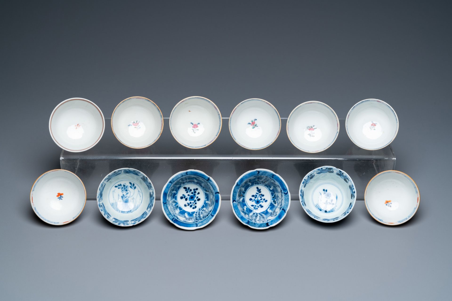 Twenty-two Chinese blue and white and famille rose cups and nineteen saucers, Kangxi and later - Image 12 of 19