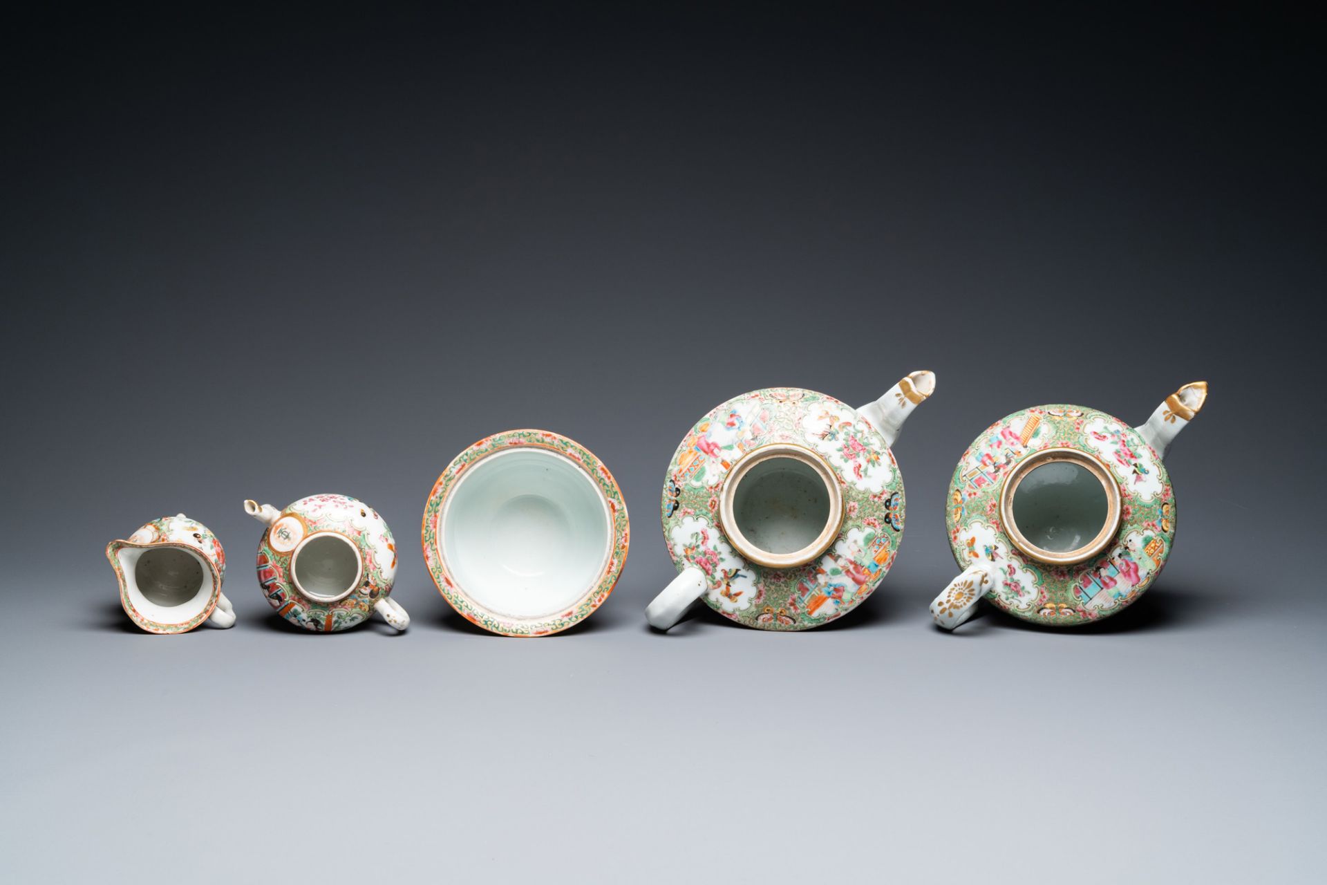 A Chinese Canton famille rose Scottish market Ormiston armorial 27-piece tea service, 19th C. - Bild 9 aus 12