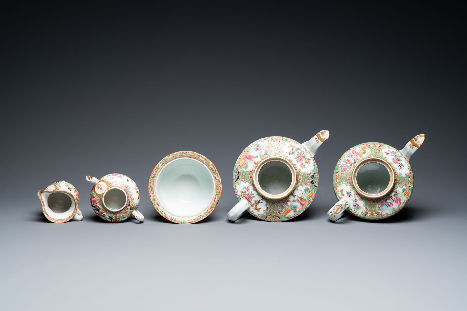 A Chinese Canton famille rose Scottish market Ormiston armorial 27-piece tea service, 19th C. - Image 9 of 12