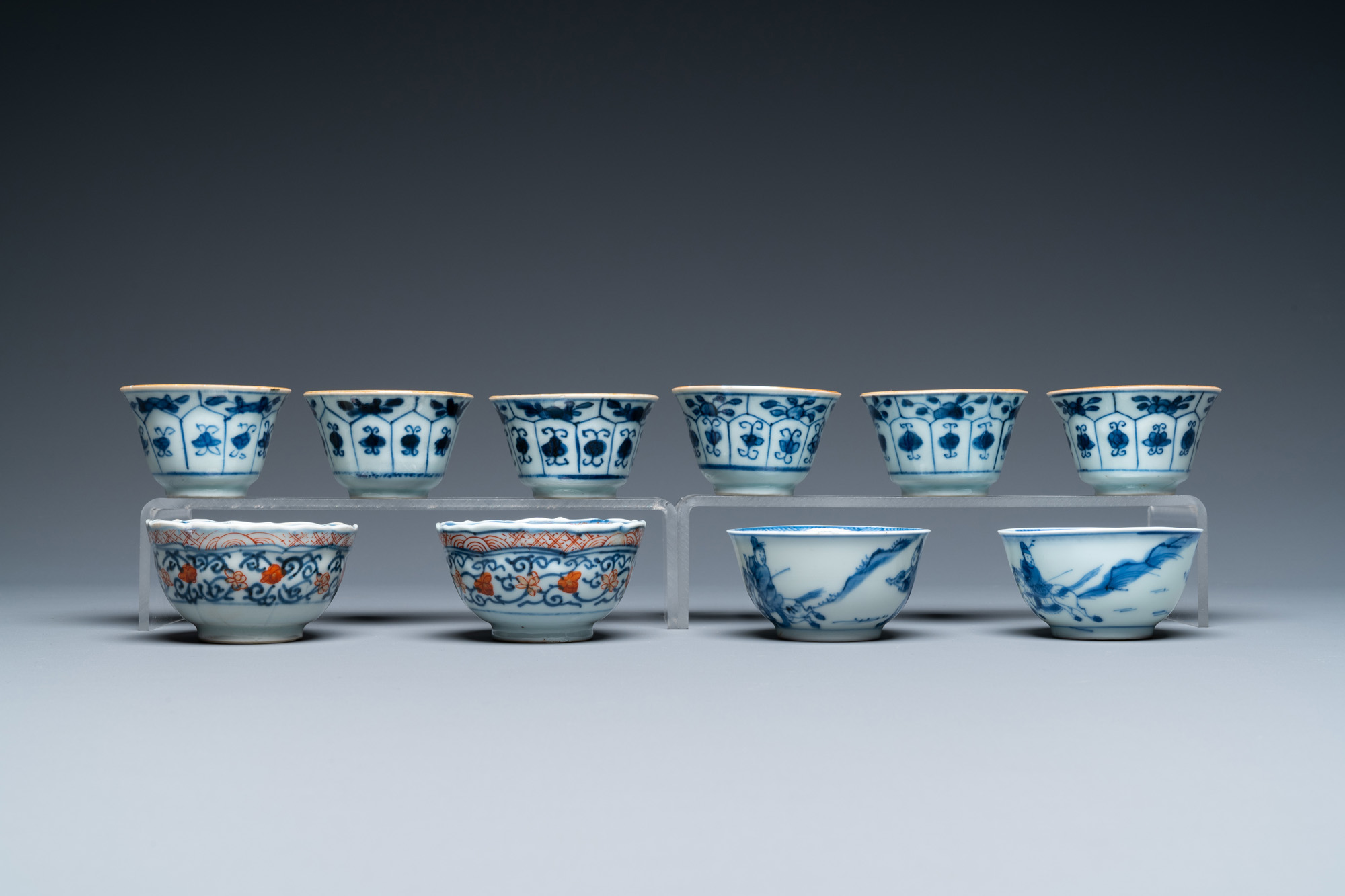 Twenty-two Chinese blue and white and famille rose cups and nineteen saucers, Kangxi and later - Image 15 of 19