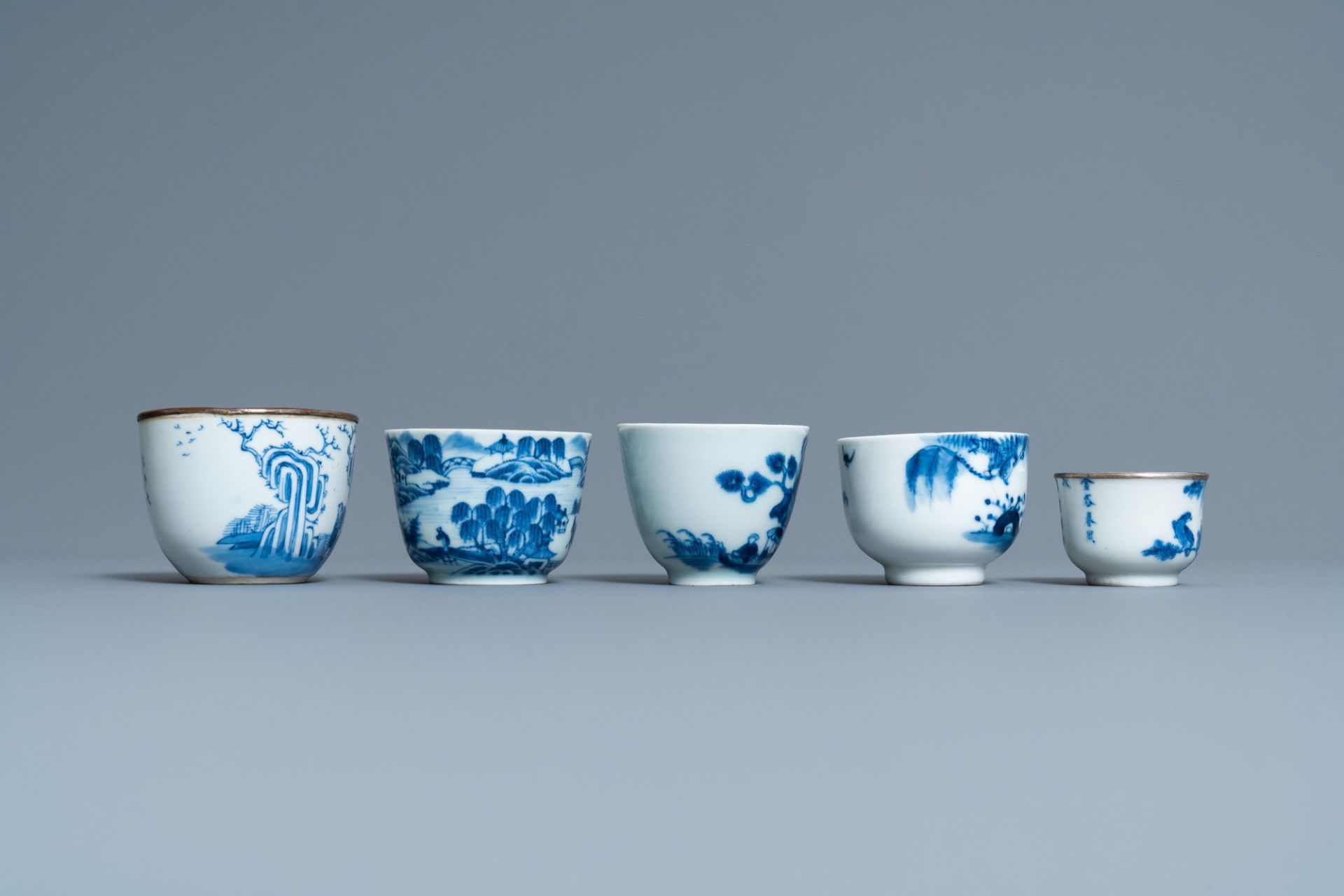 Five Chinese blue and white 'Bleu de Hue' cups for the Vietnamese market, 19th C. - Bild 3 aus 7