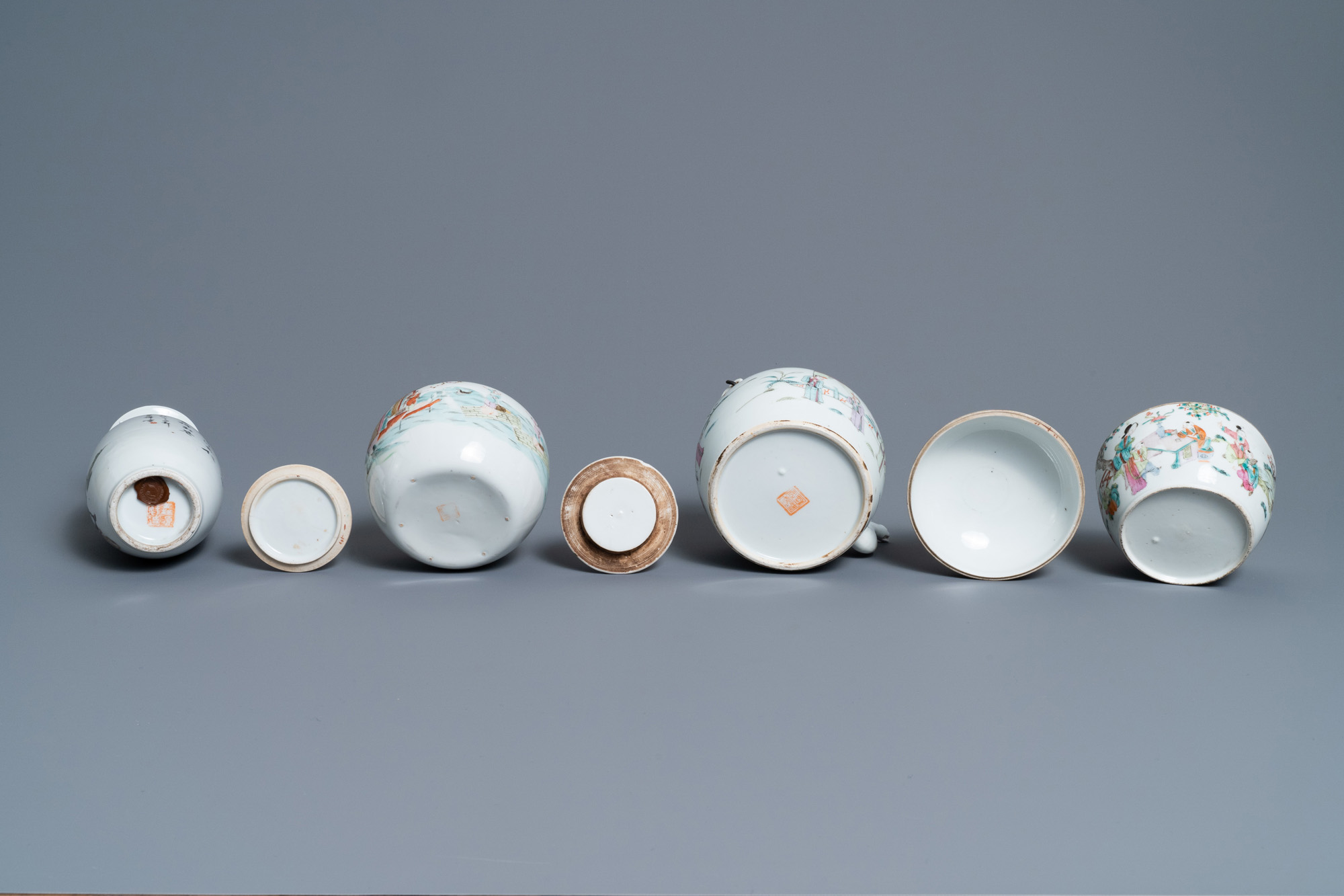 Five Chinese famille rose wares, 19/20th C. - Image 7 of 9