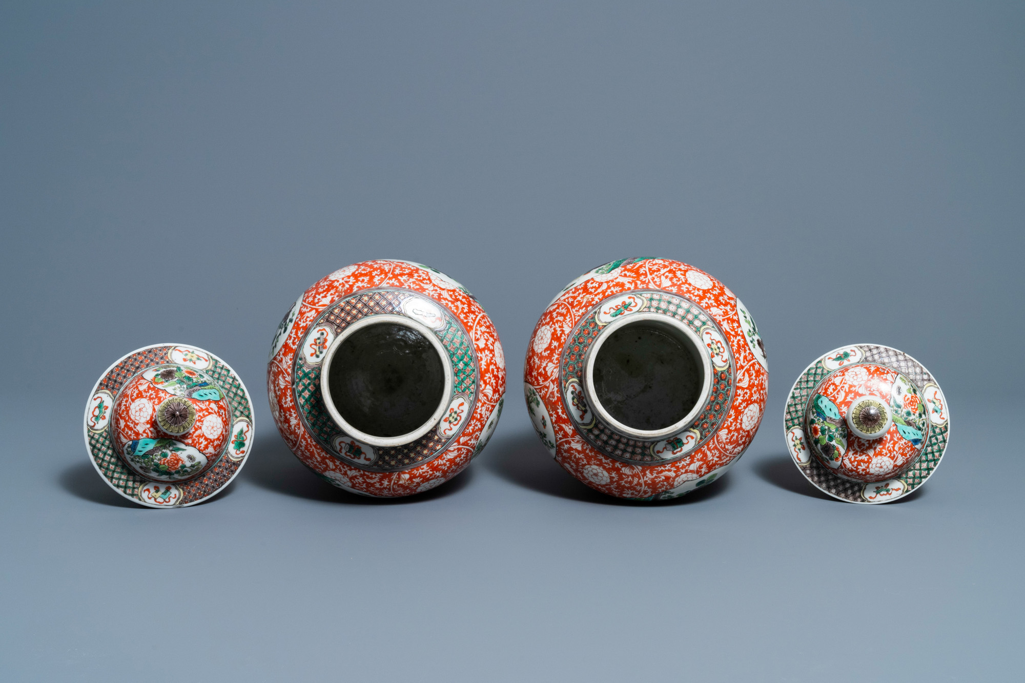 A pair of Chinese famille verte vases and covers, 19/20th C. - Image 5 of 6