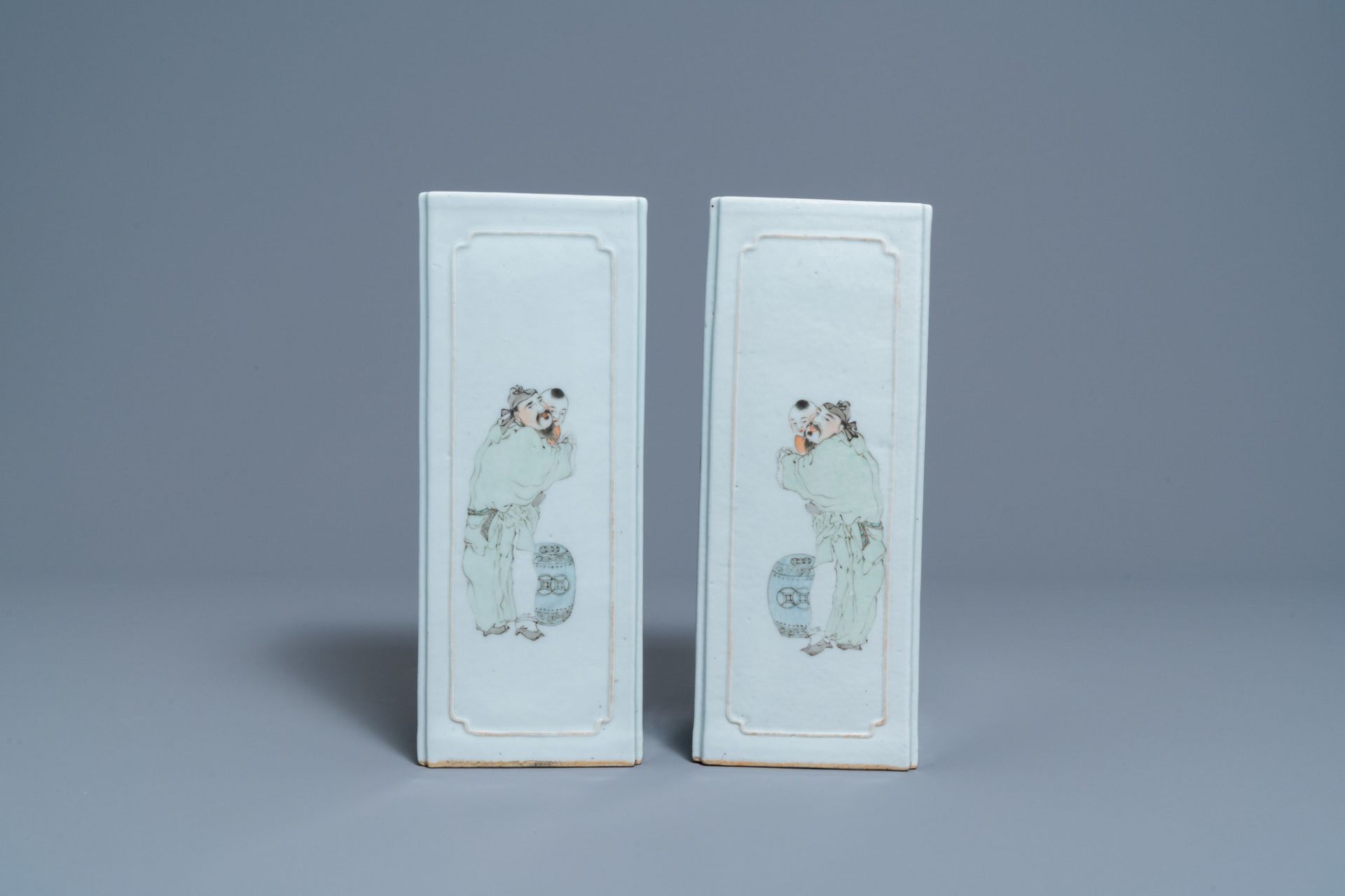 A pair of square Chinese qianjiang cai hat stands, 19/20th C. - Image 4 of 8