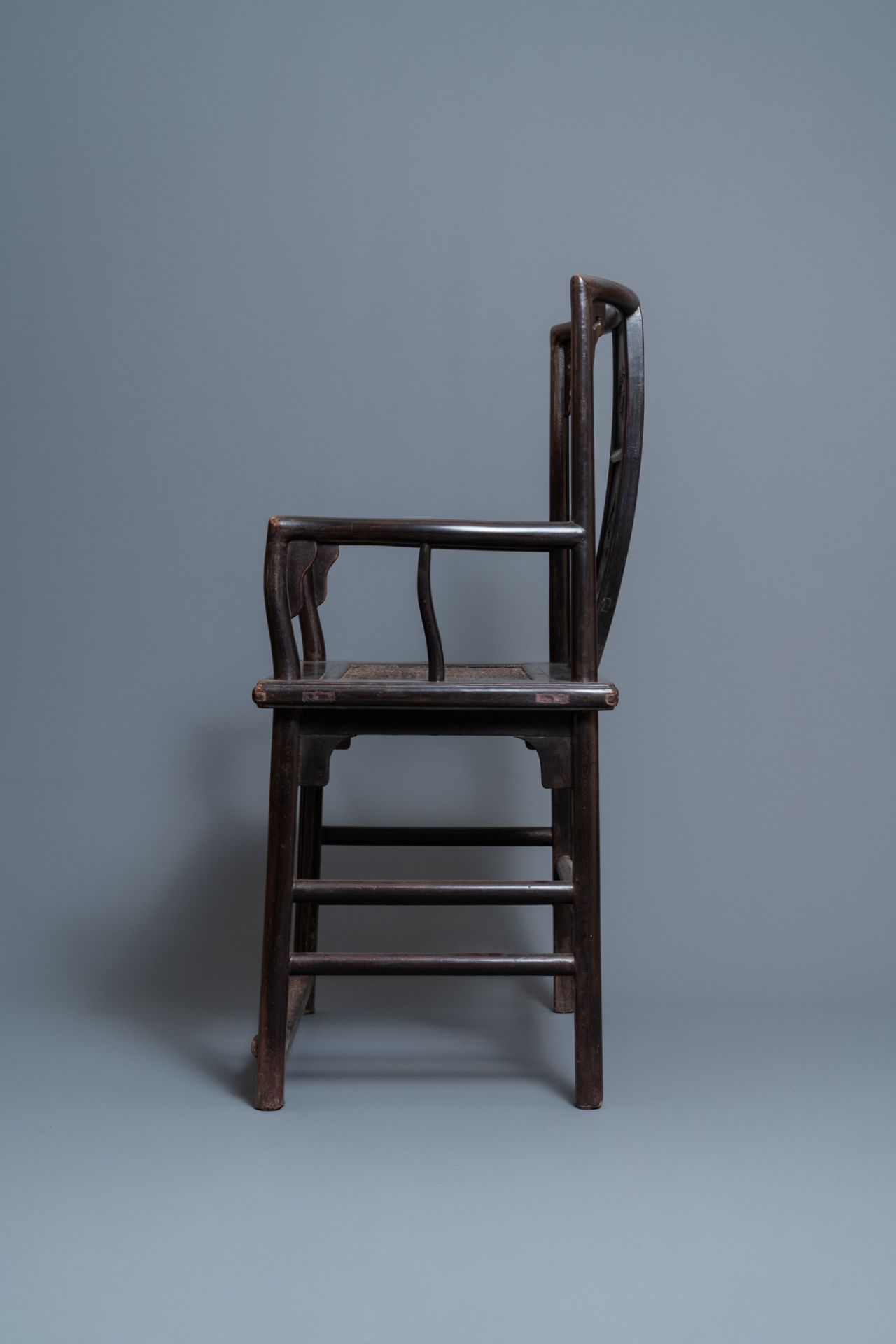 A pair of Chinese carved wooden chairs with wicker seats, 19th C. - Bild 5 aus 20