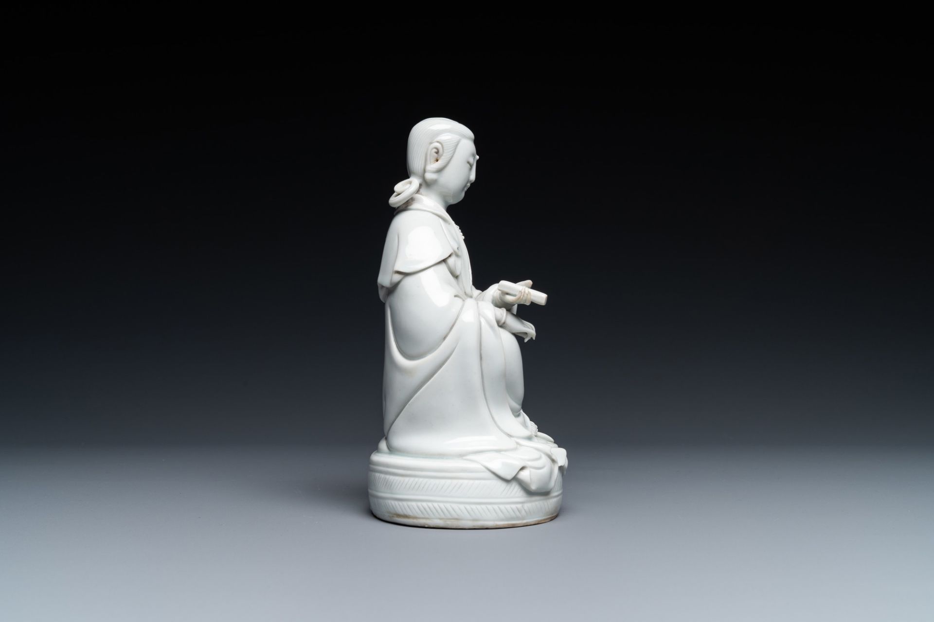 A Chinese Dehua blanc de Chine figure of Guanyin, 19/20th C. - Image 4 of 6