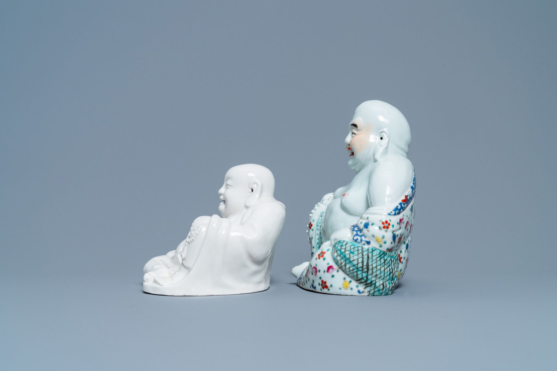 A Chinese famille rose figure of Buddha and one in blanc de Chine, 19/20th C. - Bild 5 aus 7