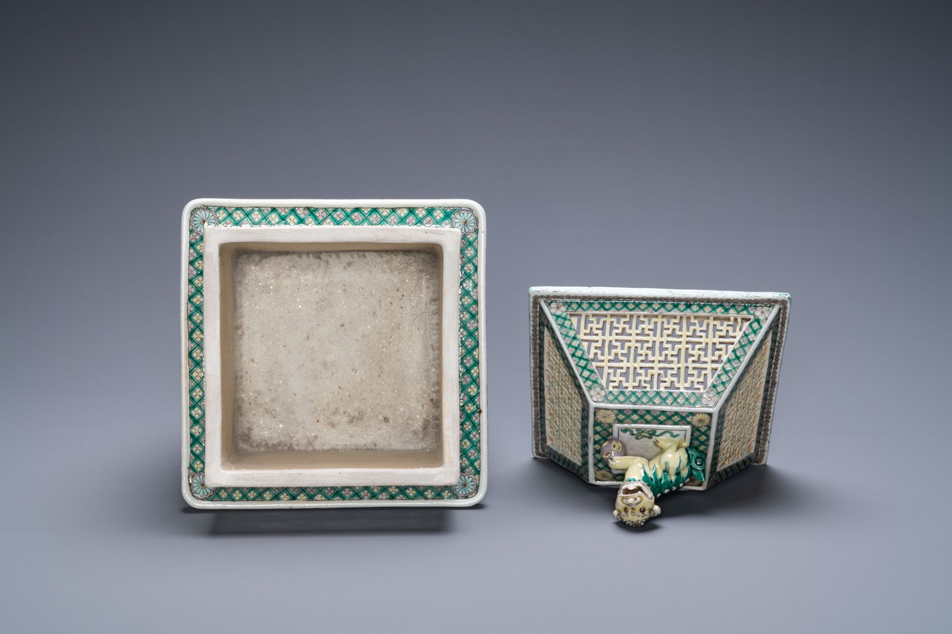 A Chinese reticulated verte biscuit censer and cover, 19th C. - Image 6 of 7