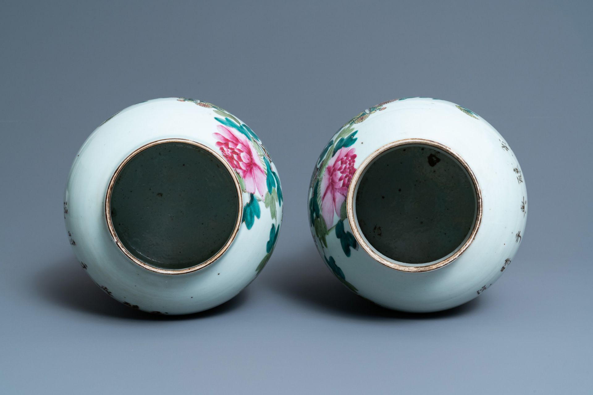 A pair of Chinese qianjiang cai vases and covers with antiquities, 19/20th C. - Bild 5 aus 6