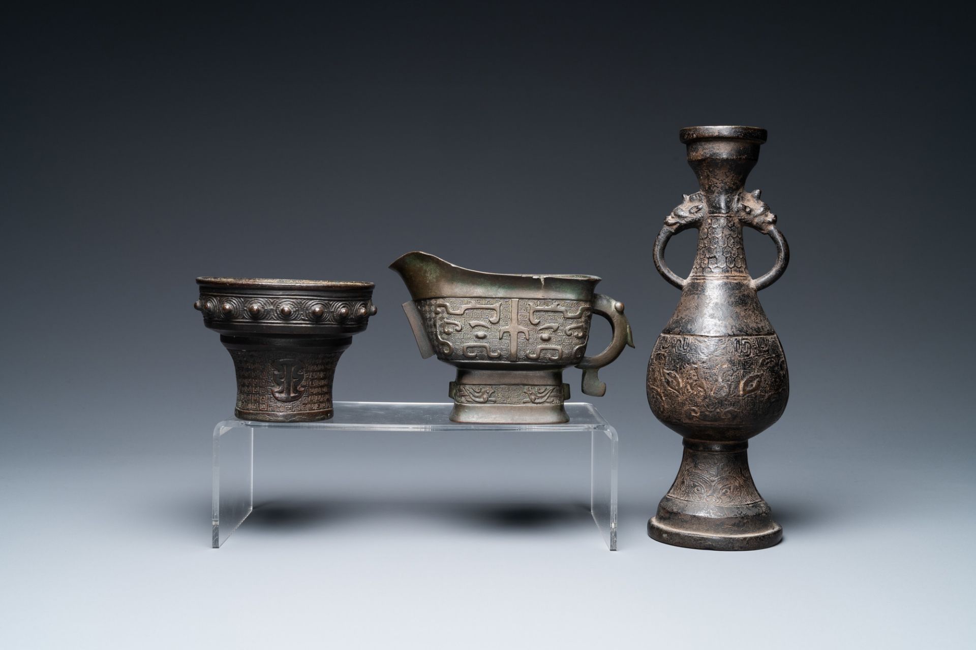 A Chinese bronze vase, a ewer and a censer, Ming/Qing - Bild 2 aus 9