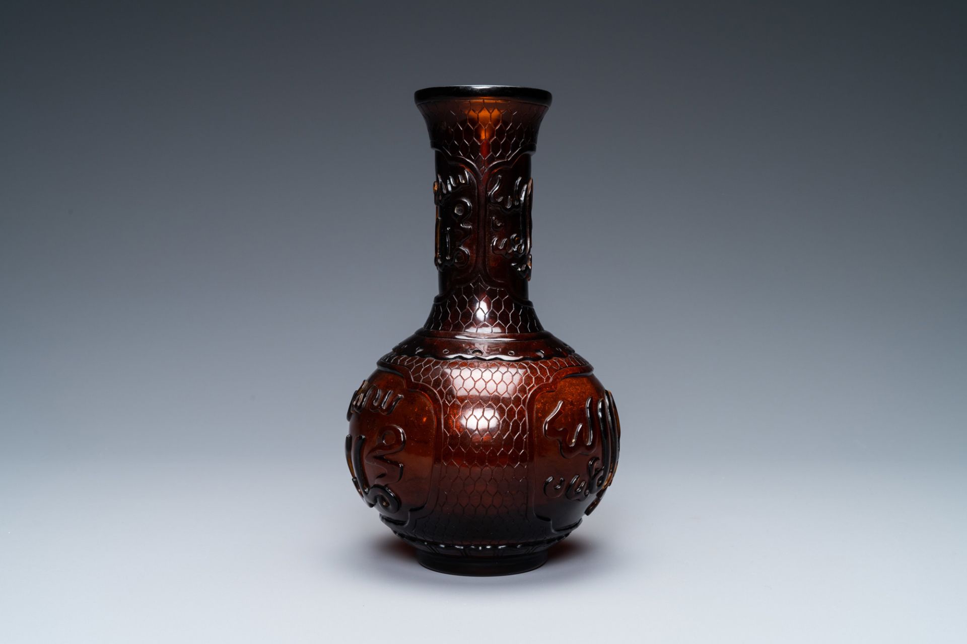 A Chinese Islamic market Beijing glass vase inscribed 'Allah' and 'Muhammad the Prophet', 18/19th C. - Image 6 of 10