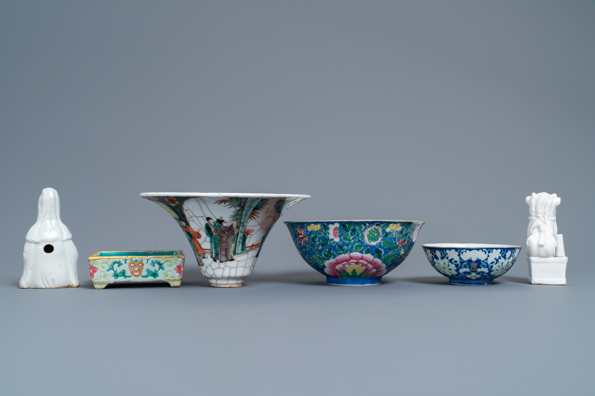 A varied collection of Chinese porcelain, 18/20th C. - Image 6 of 11