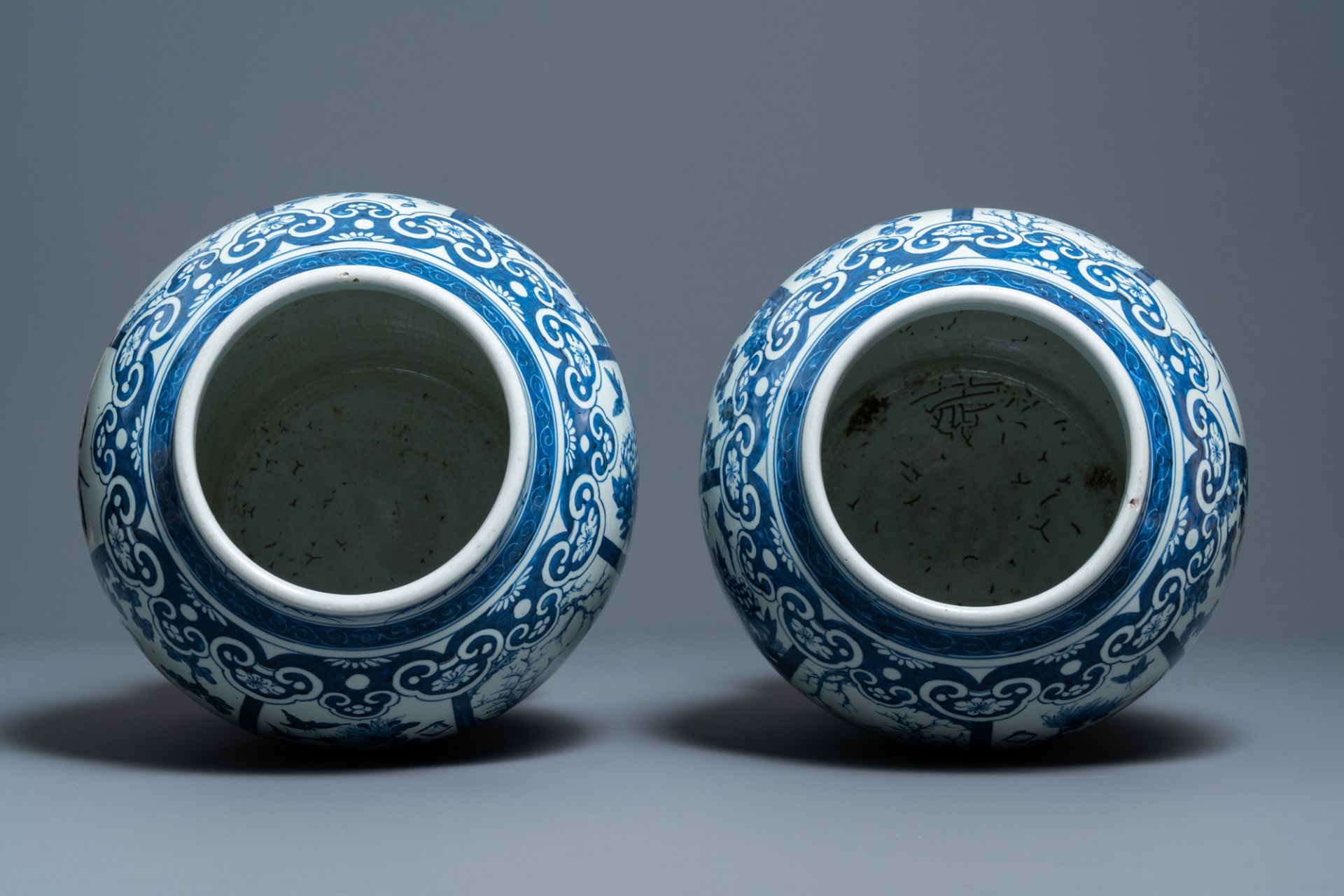 A pair of large Chinese blue and white covered vases, 19th C. - Bild 8 aus 10