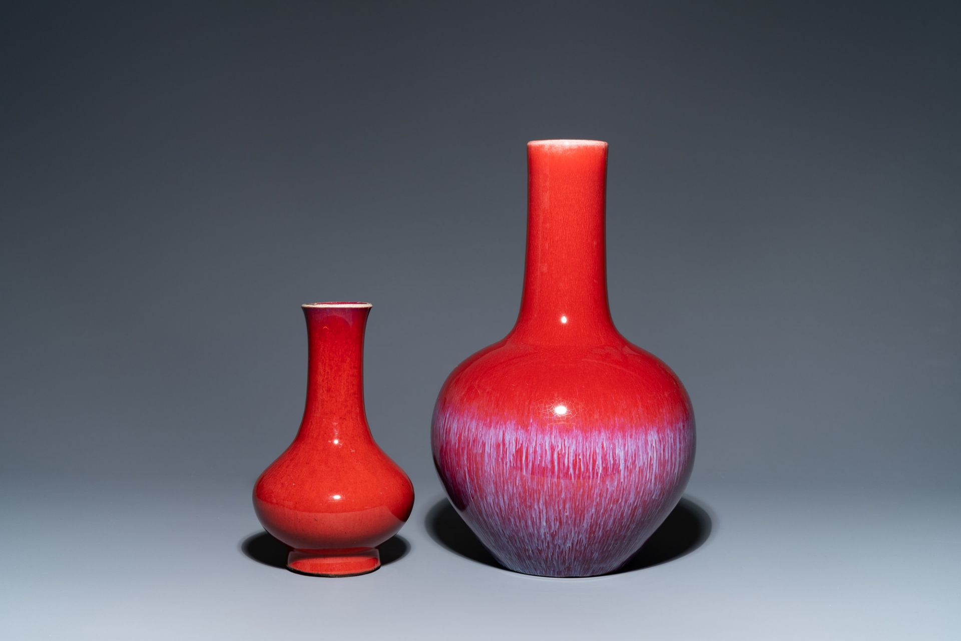 Two Chinese monochrome sang de boeuf-glazed bottle vases, 19th C. - Bild 4 aus 6