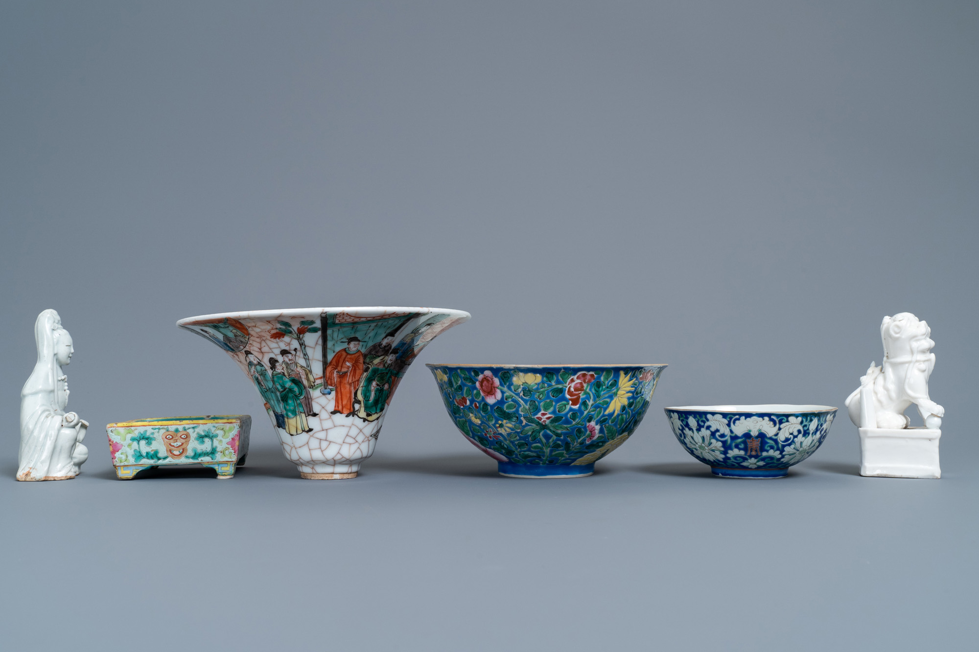 A varied collection of Chinese porcelain, 18/20th C. - Image 7 of 11