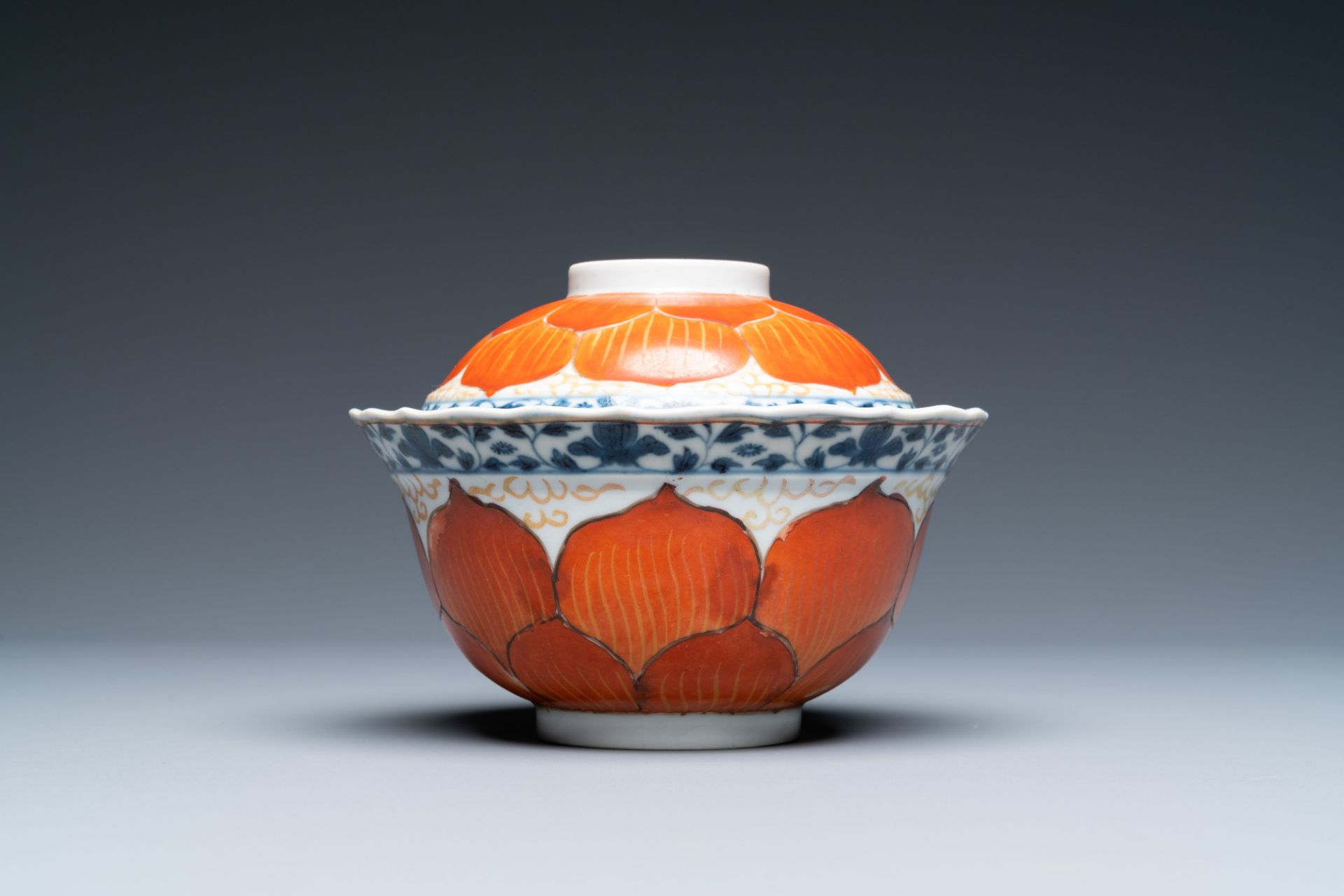 A Chinese iron-red, gilt and blue and white covered bowl on stand, 19th C. - Bild 5 aus 9