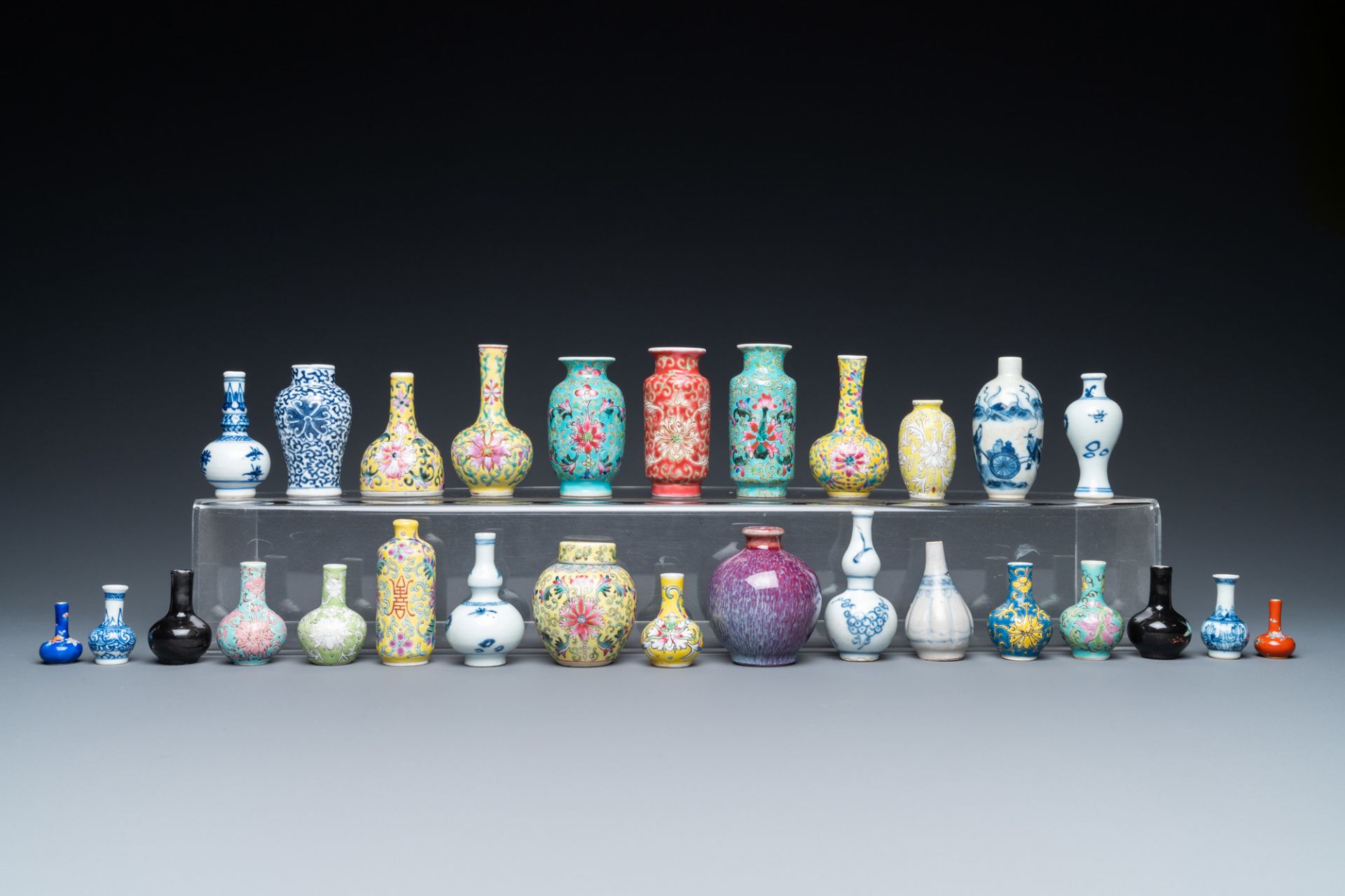 Twenty-eight Chinese blue and white and famille rose minature vases, Kangxi and later - Bild 5 aus 8