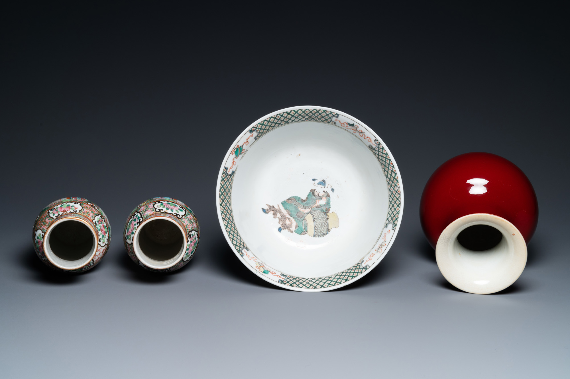 Three Chinese vases, a bowl and a dish, 19/20th C. - Image 6 of 9