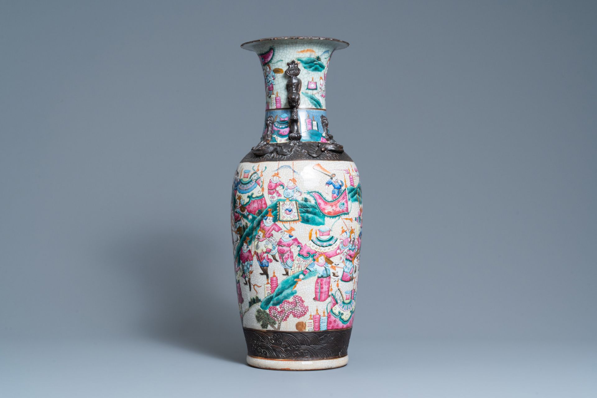 A Chinese Nanking famille rose crackle-glazed vase, 19th C. - Image 4 of 6