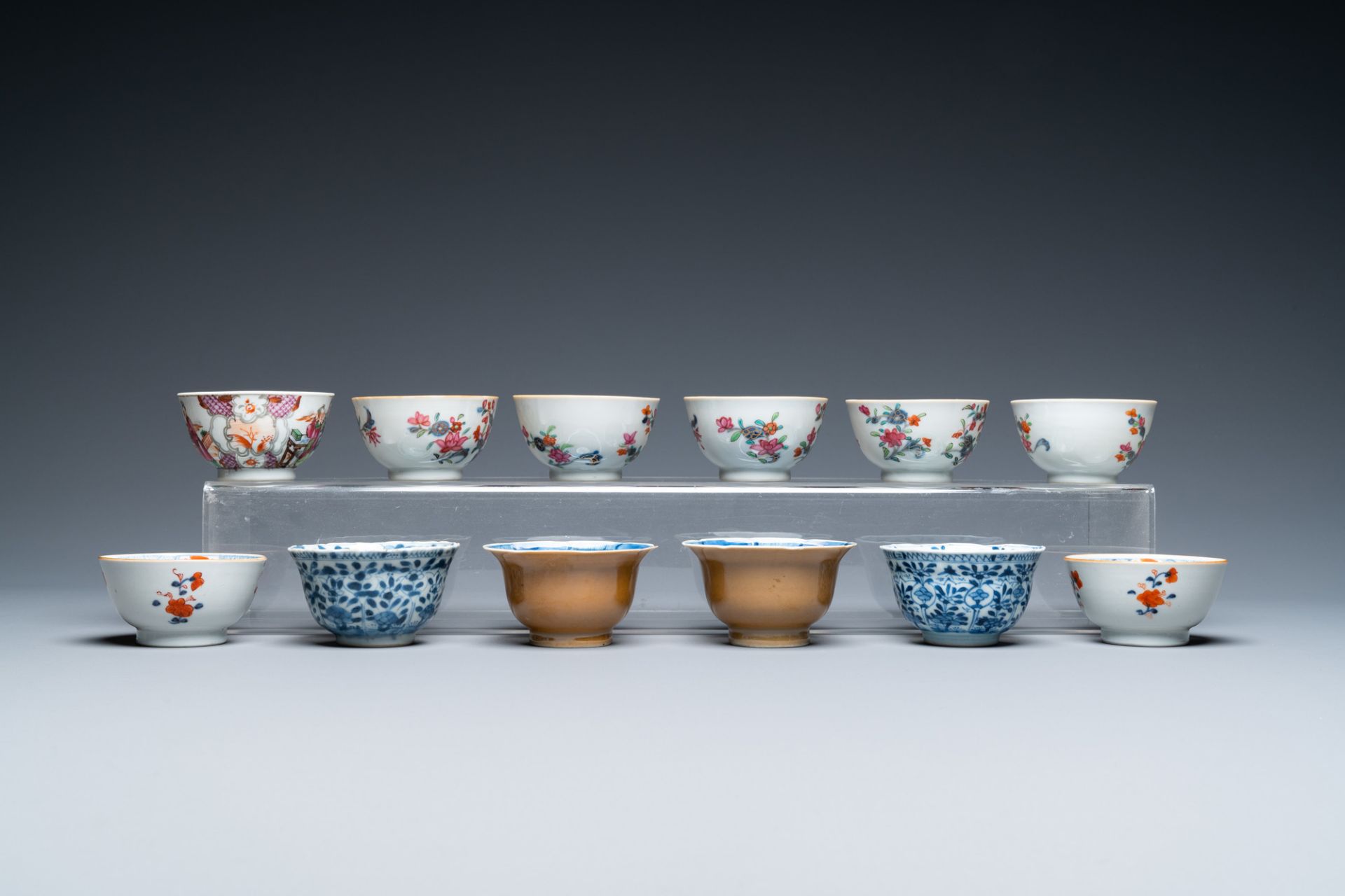 Twenty-two Chinese blue and white and famille rose cups and nineteen saucers, Kangxi and later - Bild 9 aus 19