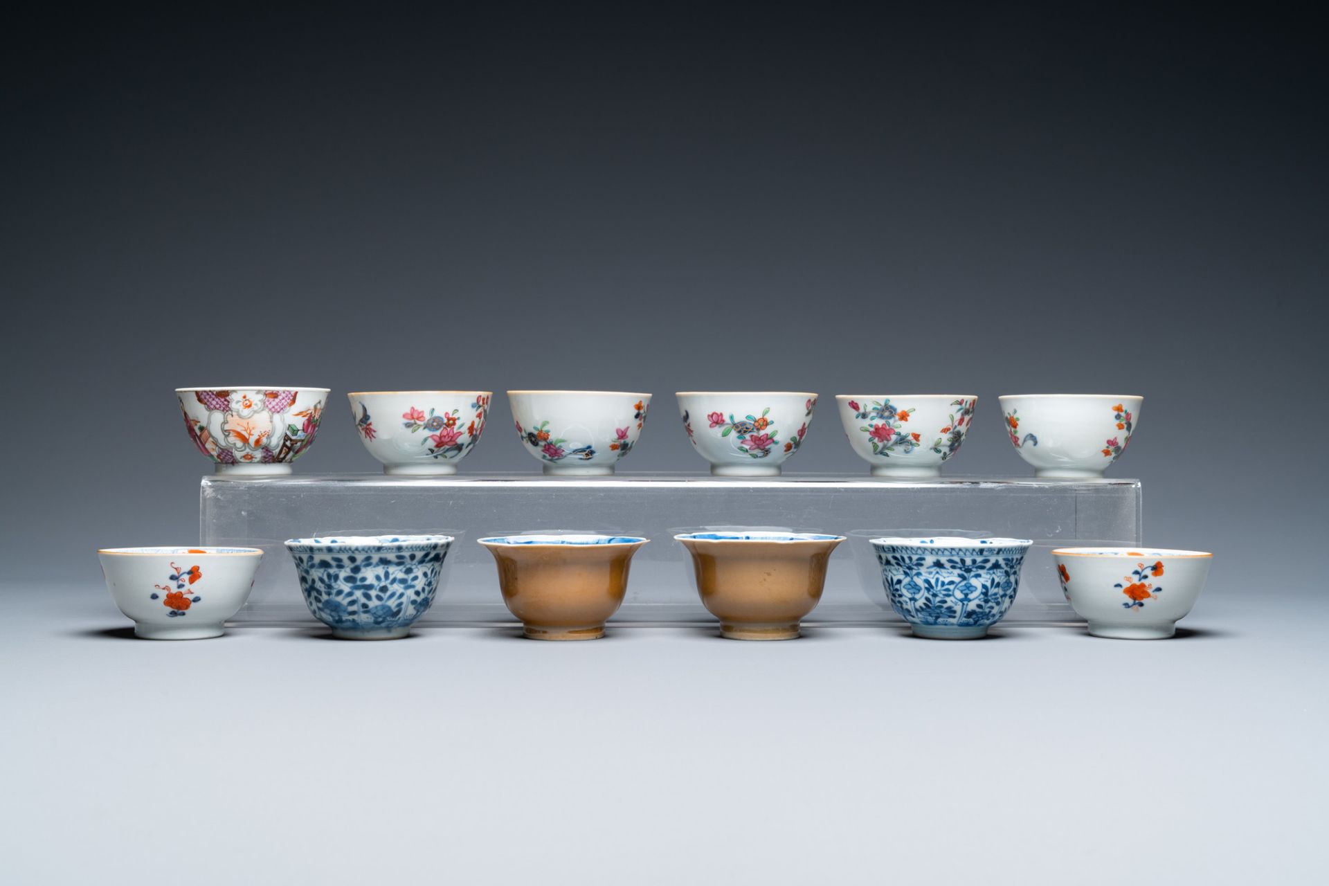 Twenty-two Chinese blue and white and famille rose cups and nineteen saucers, Kangxi and later - Image 9 of 19