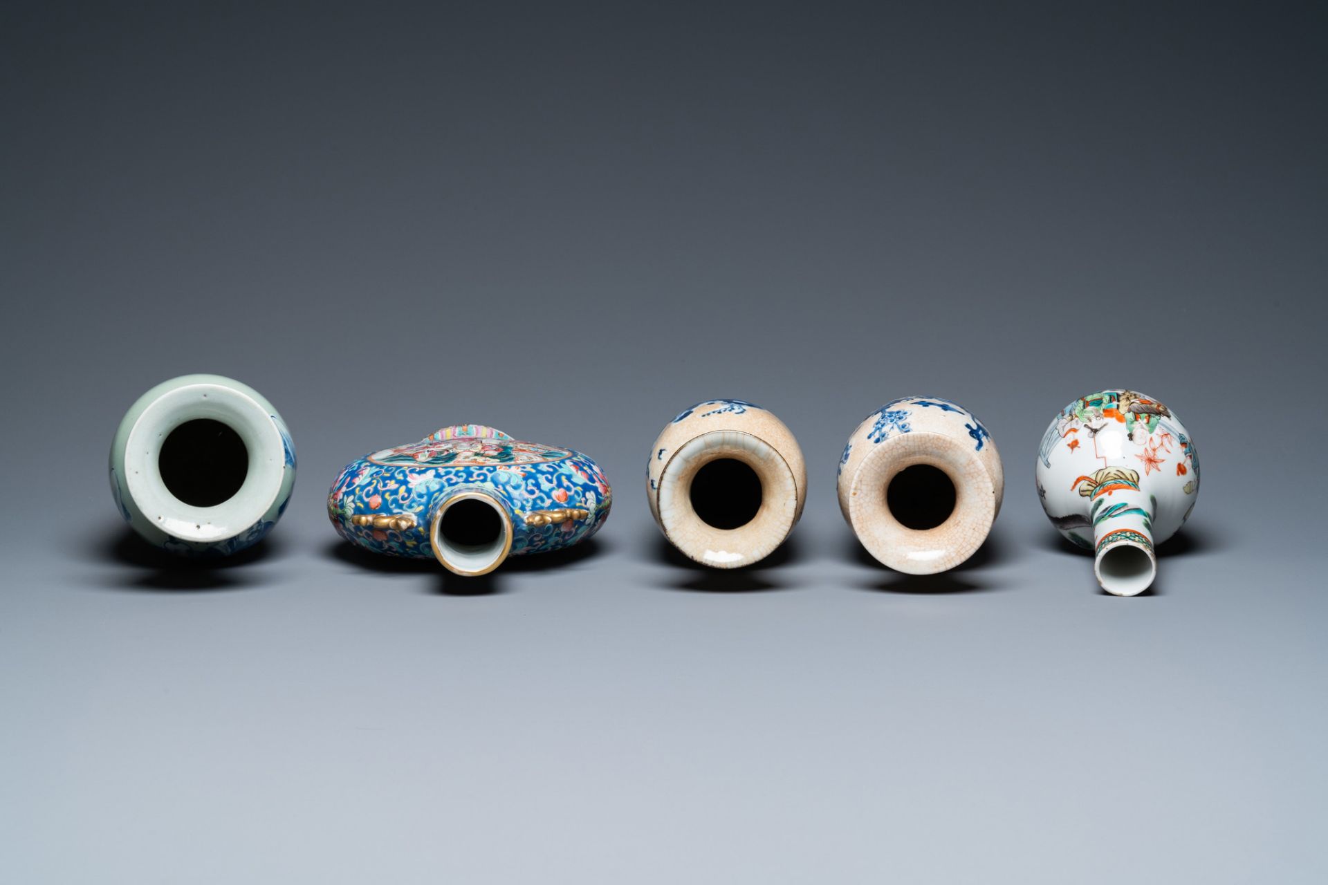 Six diverse Chinese vases and a soft paste seal paste box, 19/20th C. - Bild 6 aus 16