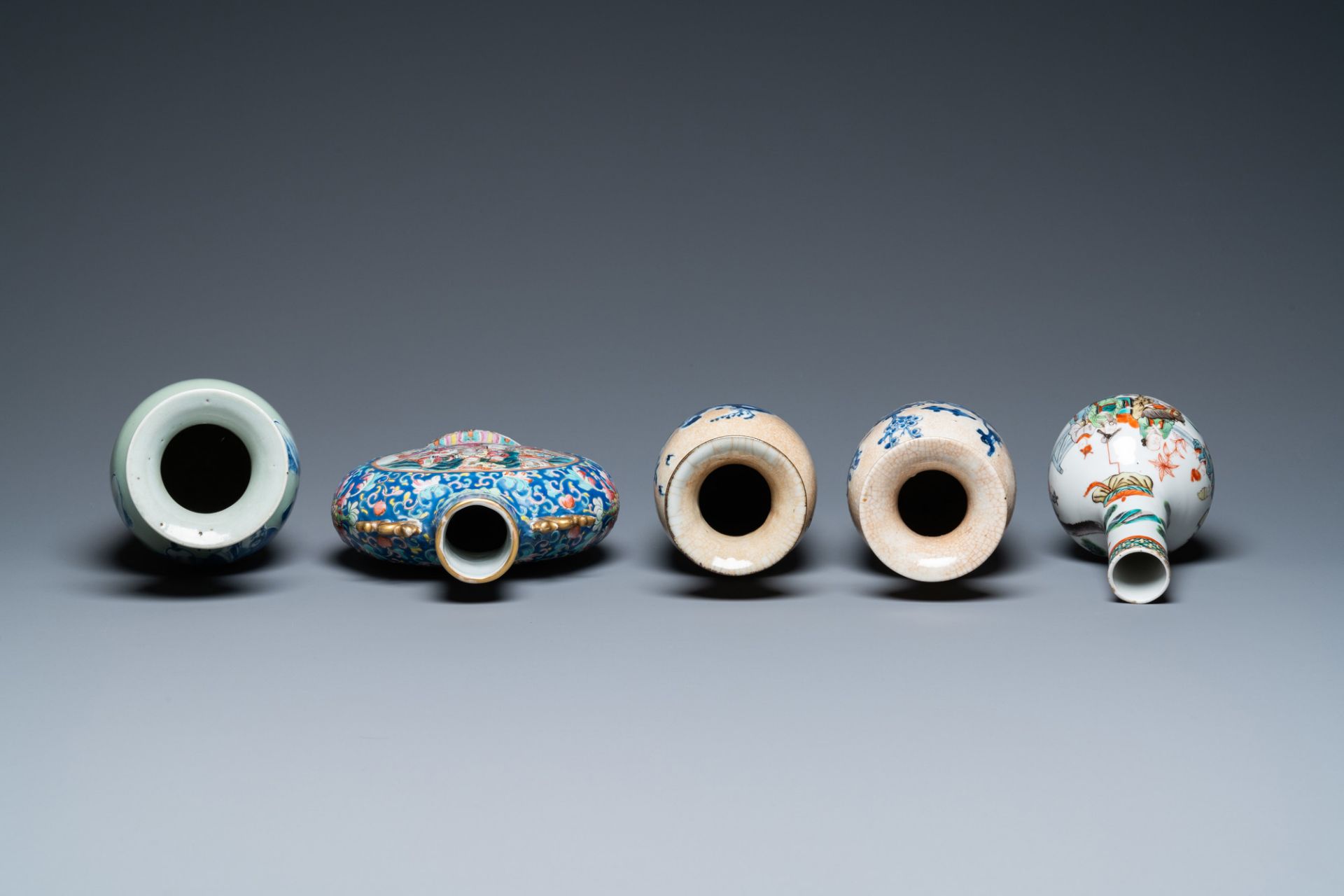 Six diverse Chinese vases and a soft paste seal paste box, 19/20th C. - Image 6 of 16