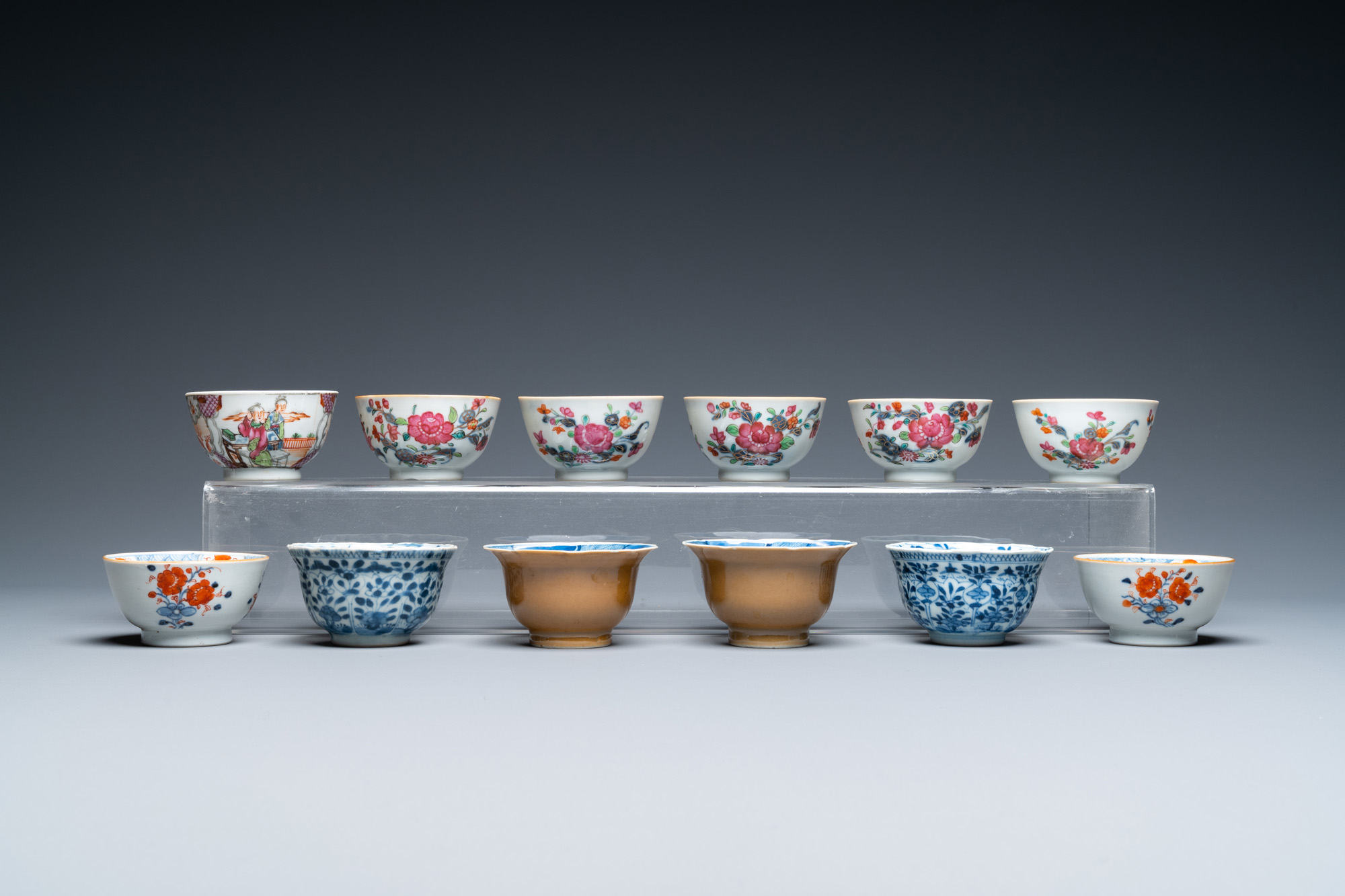 Twenty-two Chinese blue and white and famille rose cups and nineteen saucers, Kangxi and later - Image 8 of 19