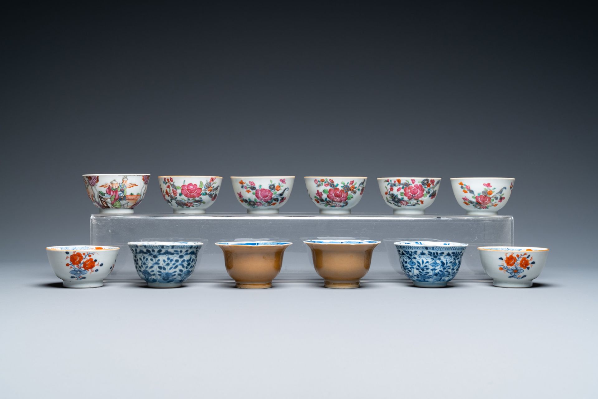 Twenty-two Chinese blue and white and famille rose cups and nineteen saucers, Kangxi and later - Bild 8 aus 19