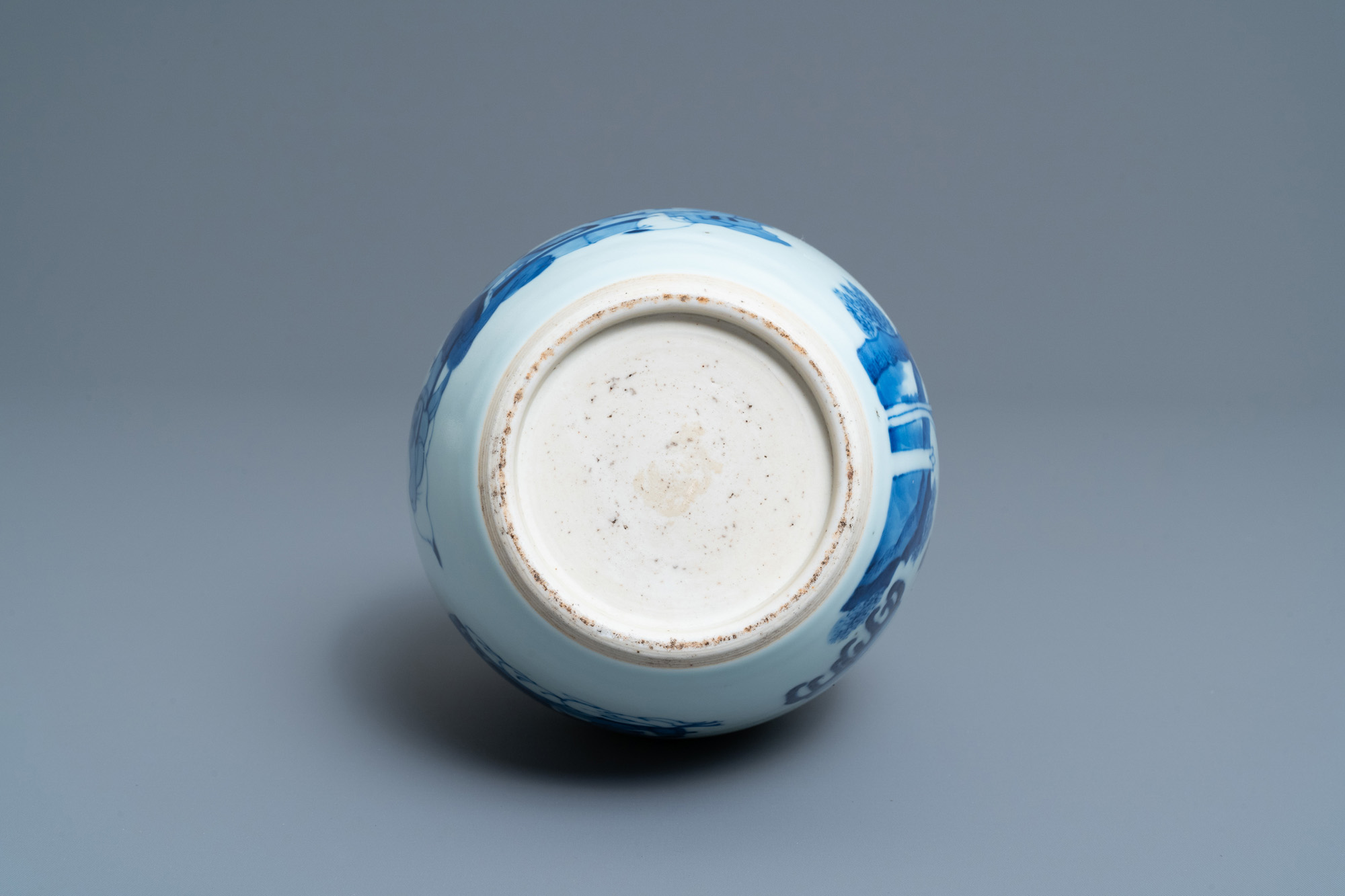 A Chinese blue and white bottle vase with go-players, 19/20th C. - Image 6 of 6