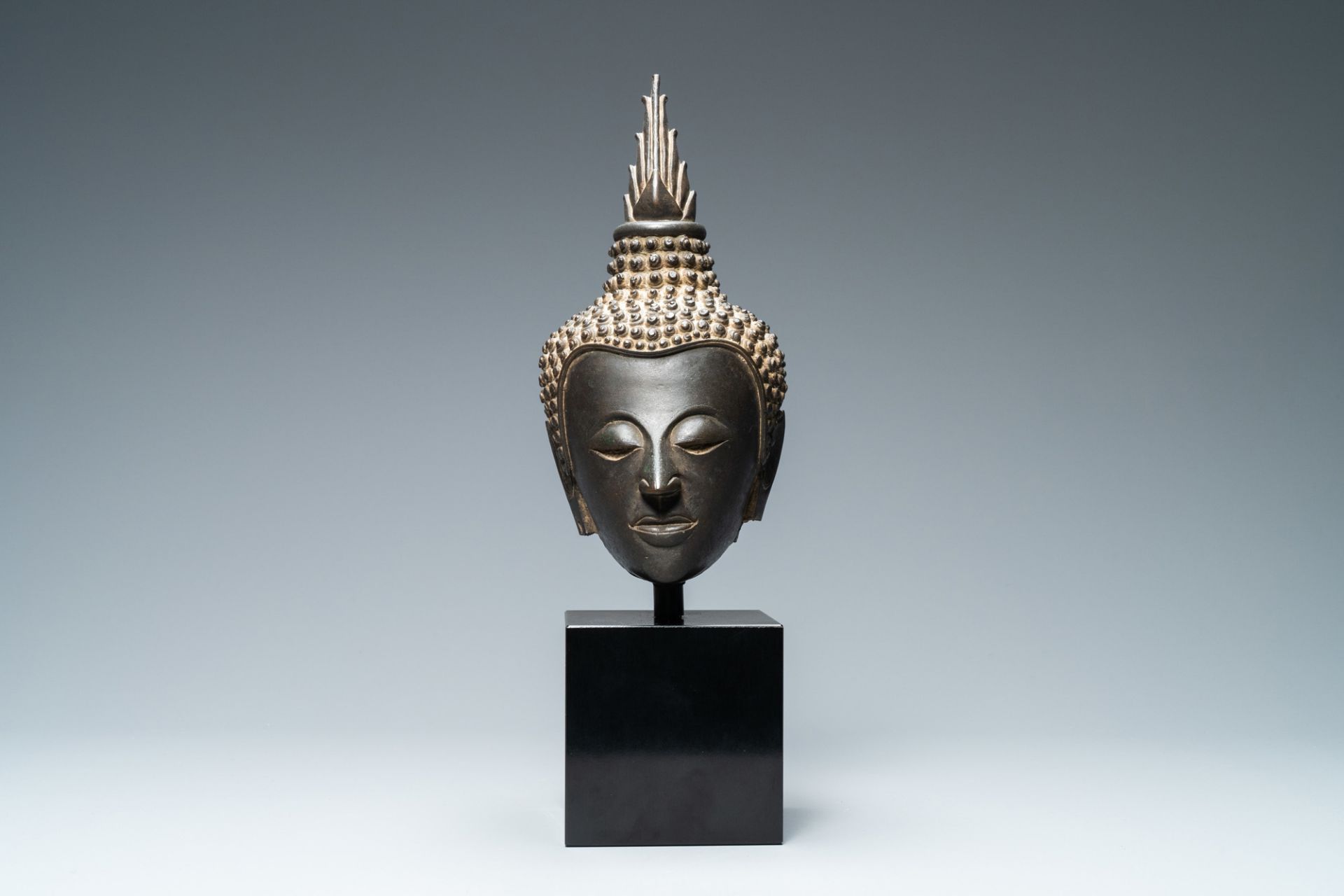 A Thai Ayutthaya-style bronze head of Buddha, 17/19th C. - Image 2 of 7