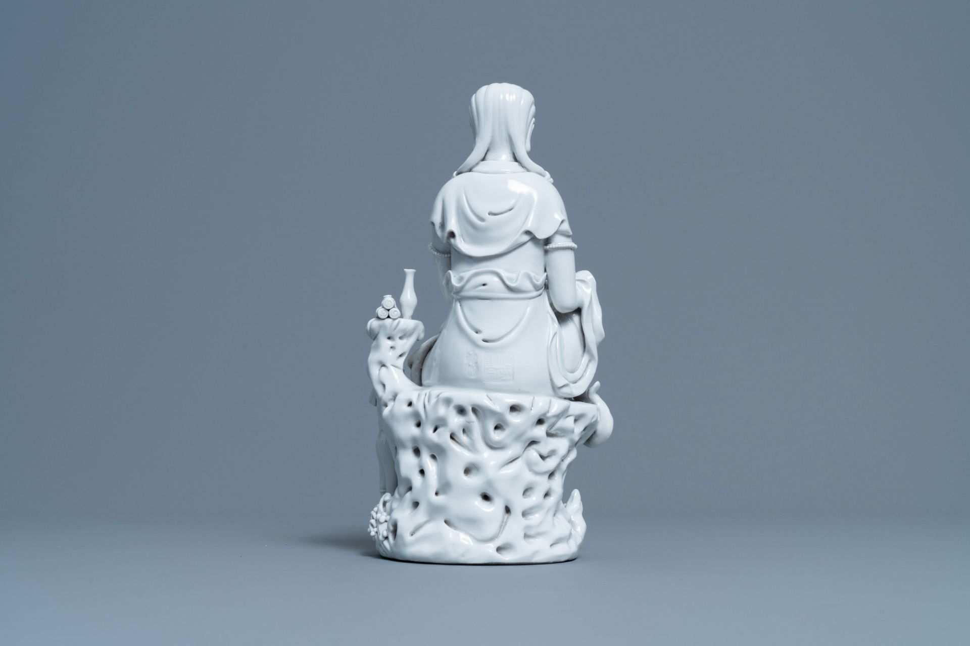 A Chinese Dehua blanc de Chine figure of Guanyin, He Chaozong mark, 20th C. - Image 4 of 7