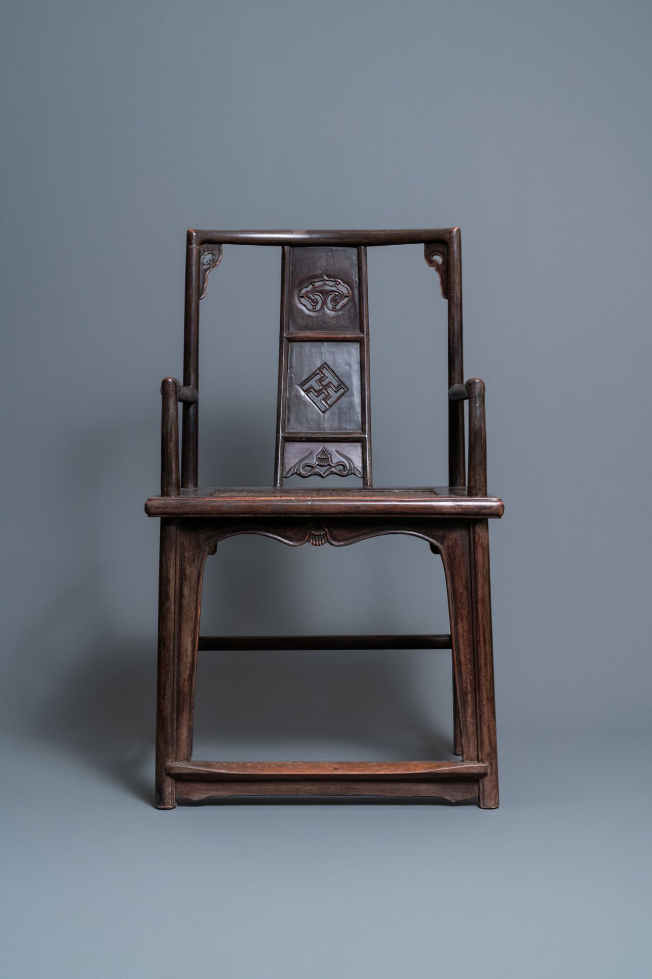 A pair of Chinese carved wooden chairs with wicker seats, 19th C. - Bild 6 aus 20