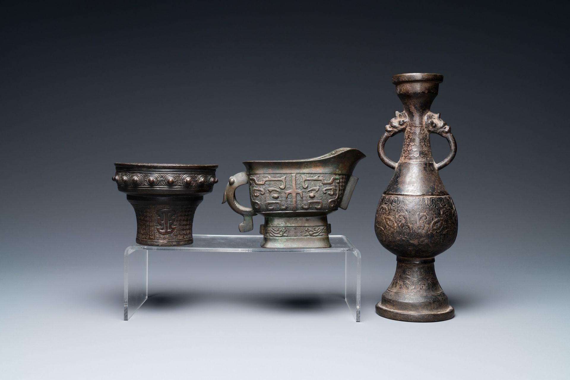 A Chinese bronze vase, a ewer and a censer, Ming/Qing - Bild 4 aus 9