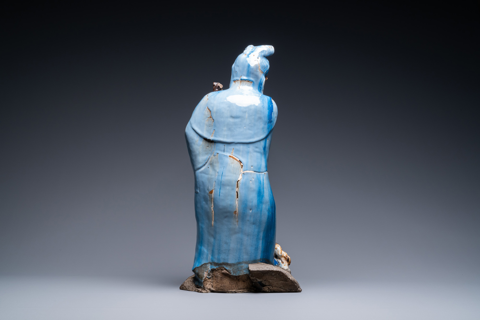 A large Chinese blue-glazed Shiwan pottery 'immortal' figure, 19th C. - Image 4 of 7